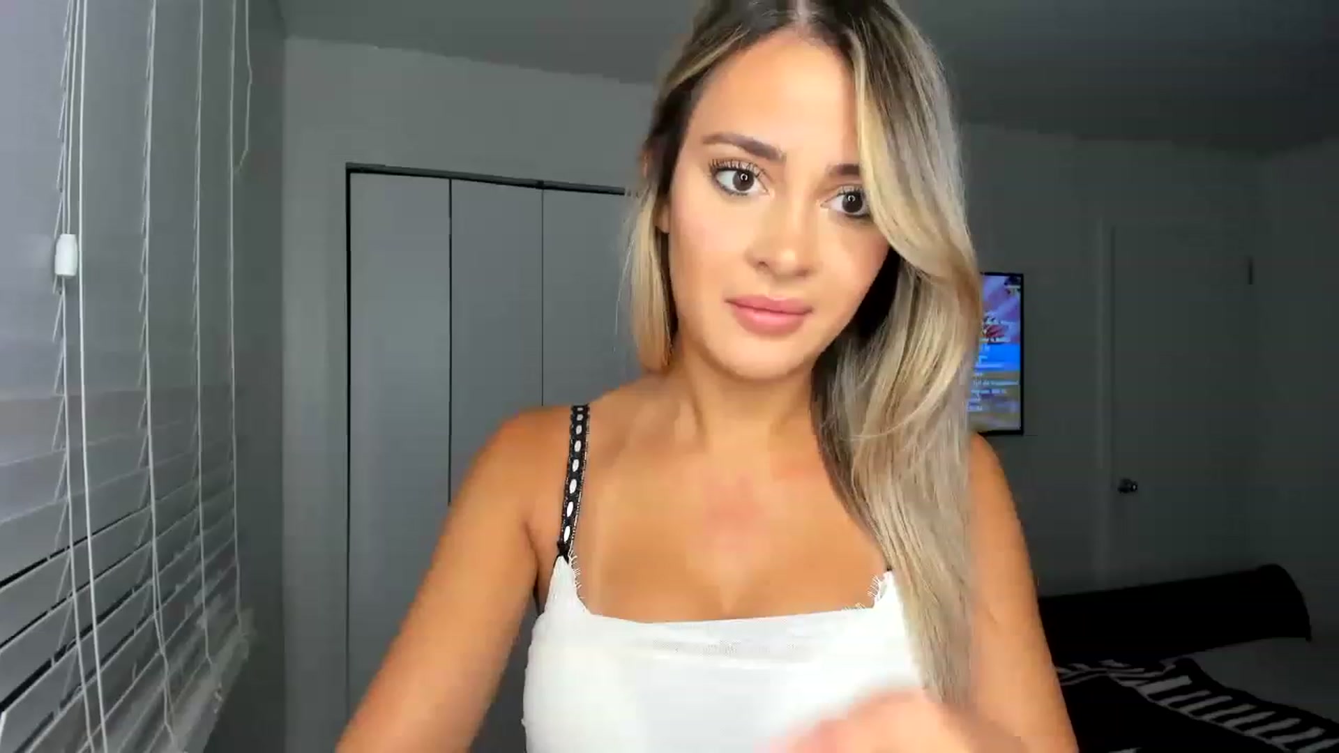 Gallery image thumbnail from AdrianaElla's myfreecams stream on, 01/28/2023, 24:00 image 10 of 20