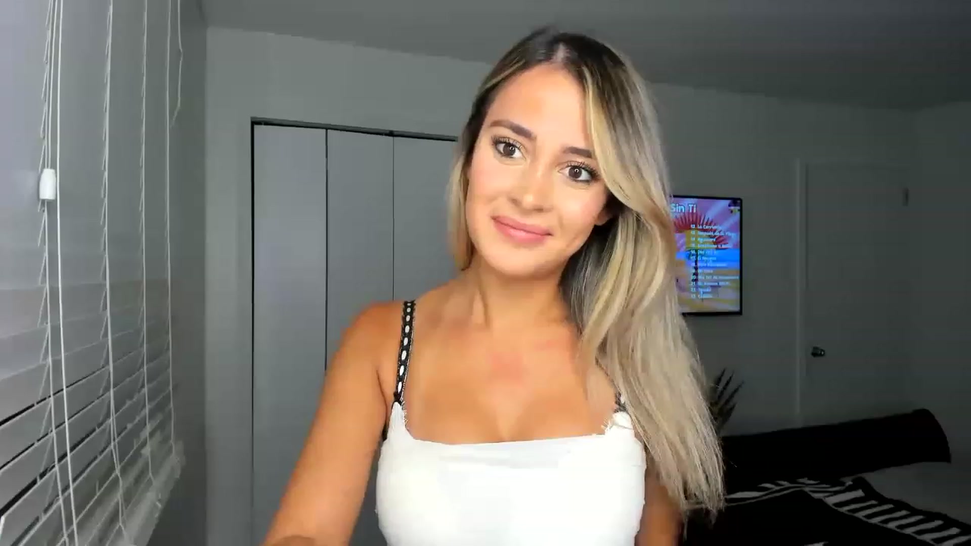 Gallery image thumbnail from AdrianaElla's myfreecams stream on, 01/28/2023, 24:00 image 9 of 20