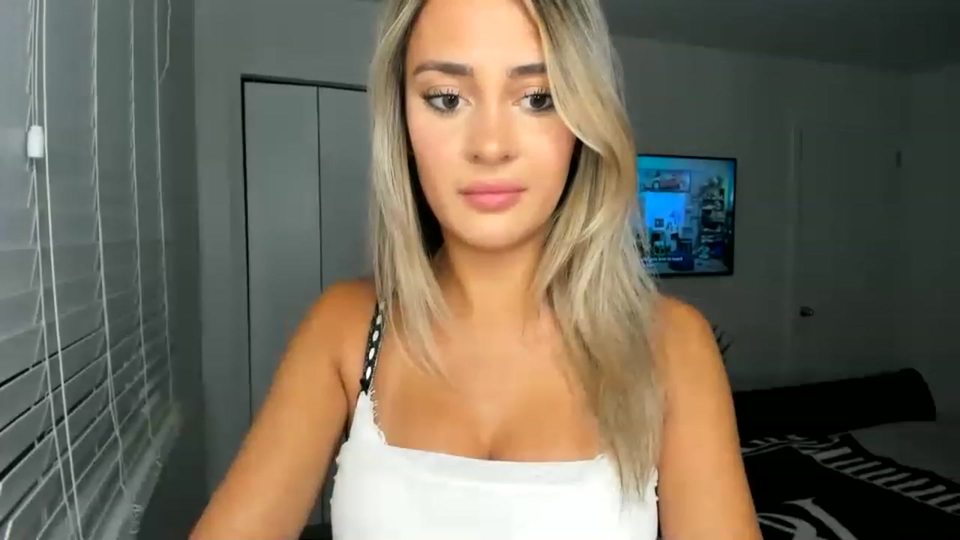 Gallery image thumbnail from AdrianaElla's myfreecams stream on, 01/28/2023, 01:00 image 19 of 20