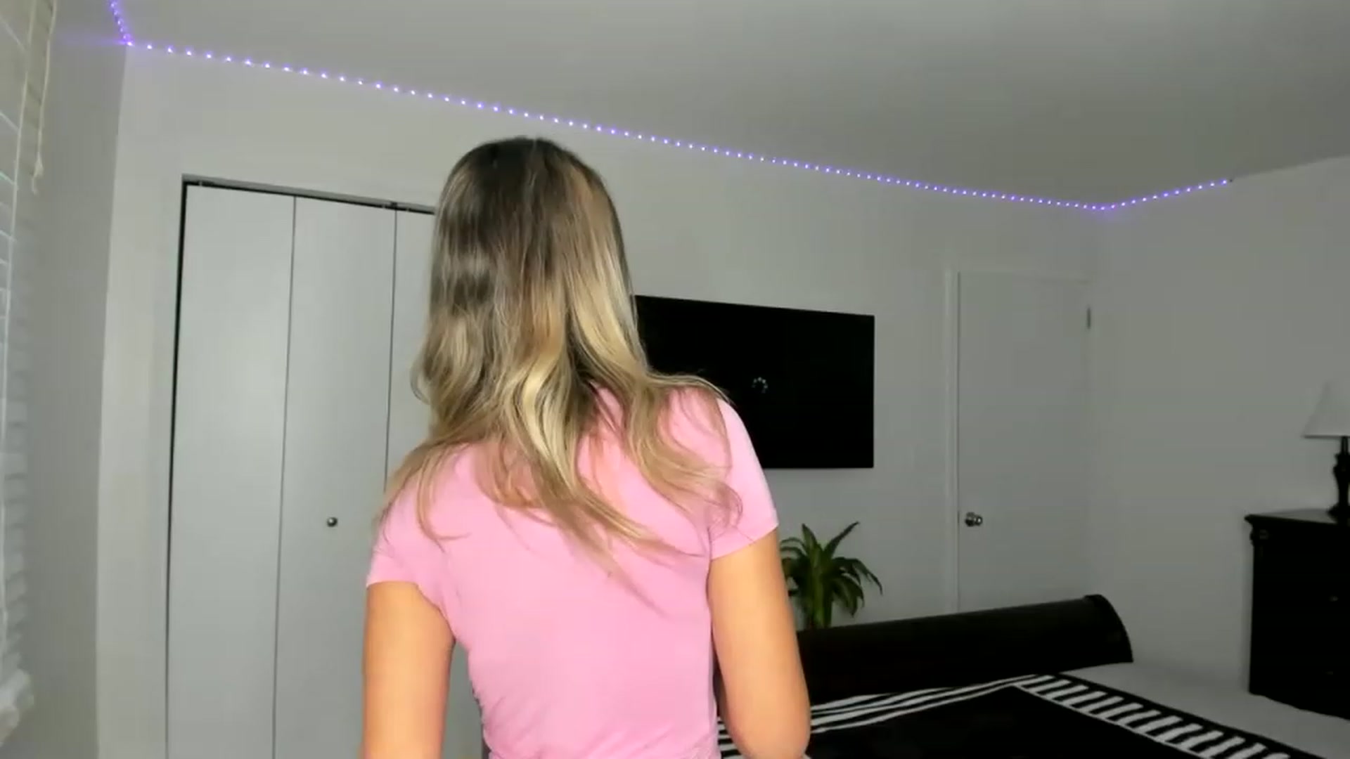Gallery image thumbnail from AdrianaElla's myfreecams stream on, 03/02/2023, 22:15 image 4 of 20