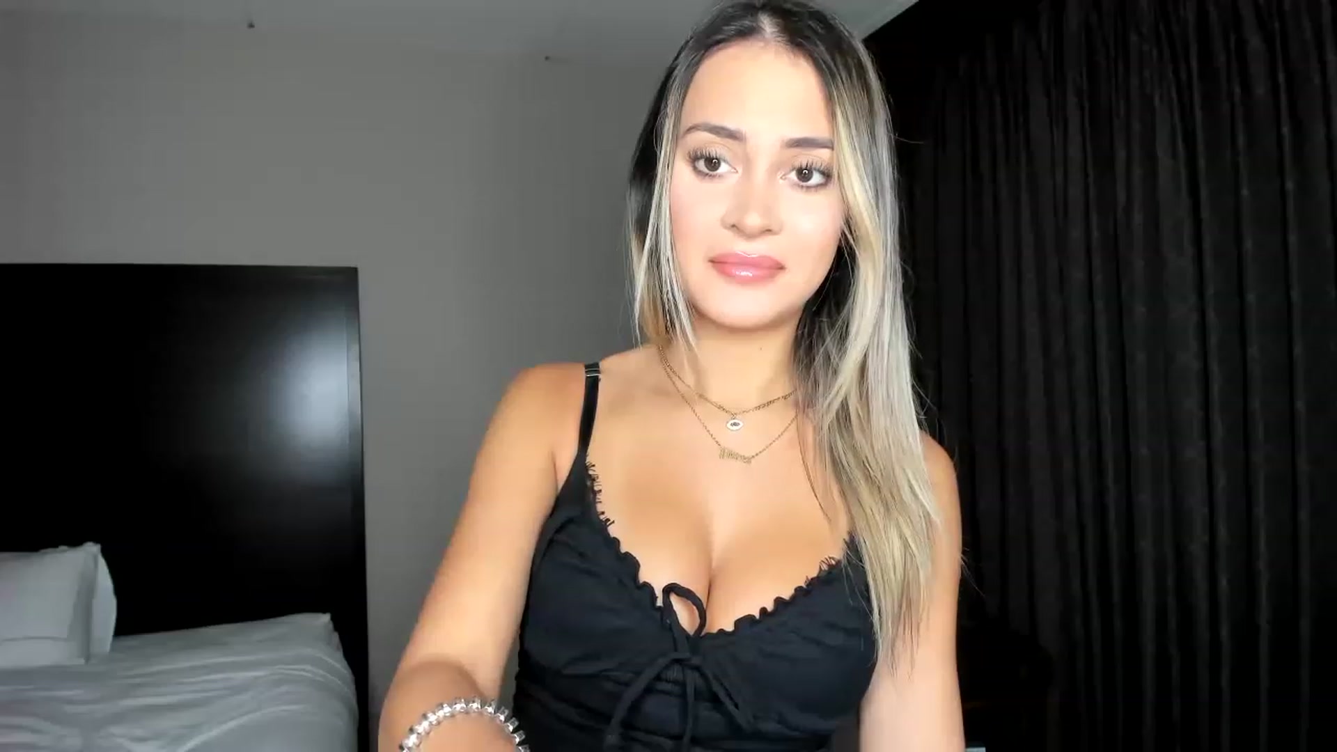 Gallery image thumbnail from AdrianaElla's myfreecams stream on, 05/15/2023, 18:01 image 10 of 20
