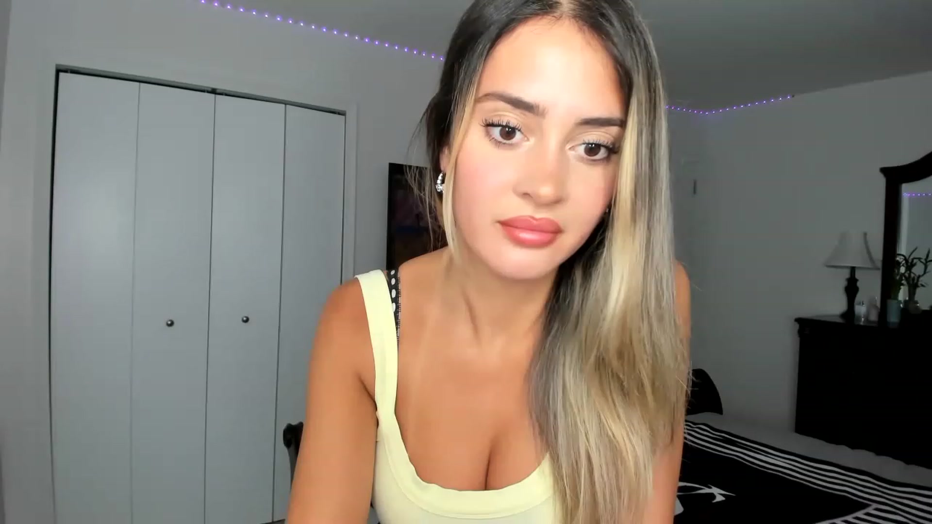 Gallery image thumbnail from AdrianaElla's myfreecams stream on, 06/26/2023, 22:34 image 12 of 20