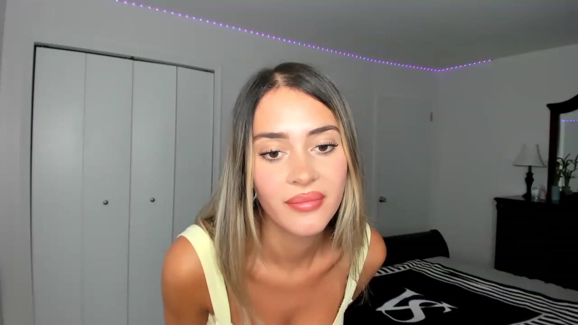 Gallery image thumbnail from AdrianaElla's myfreecams stream on, 06/26/2023, 22:34 image 10 of 20