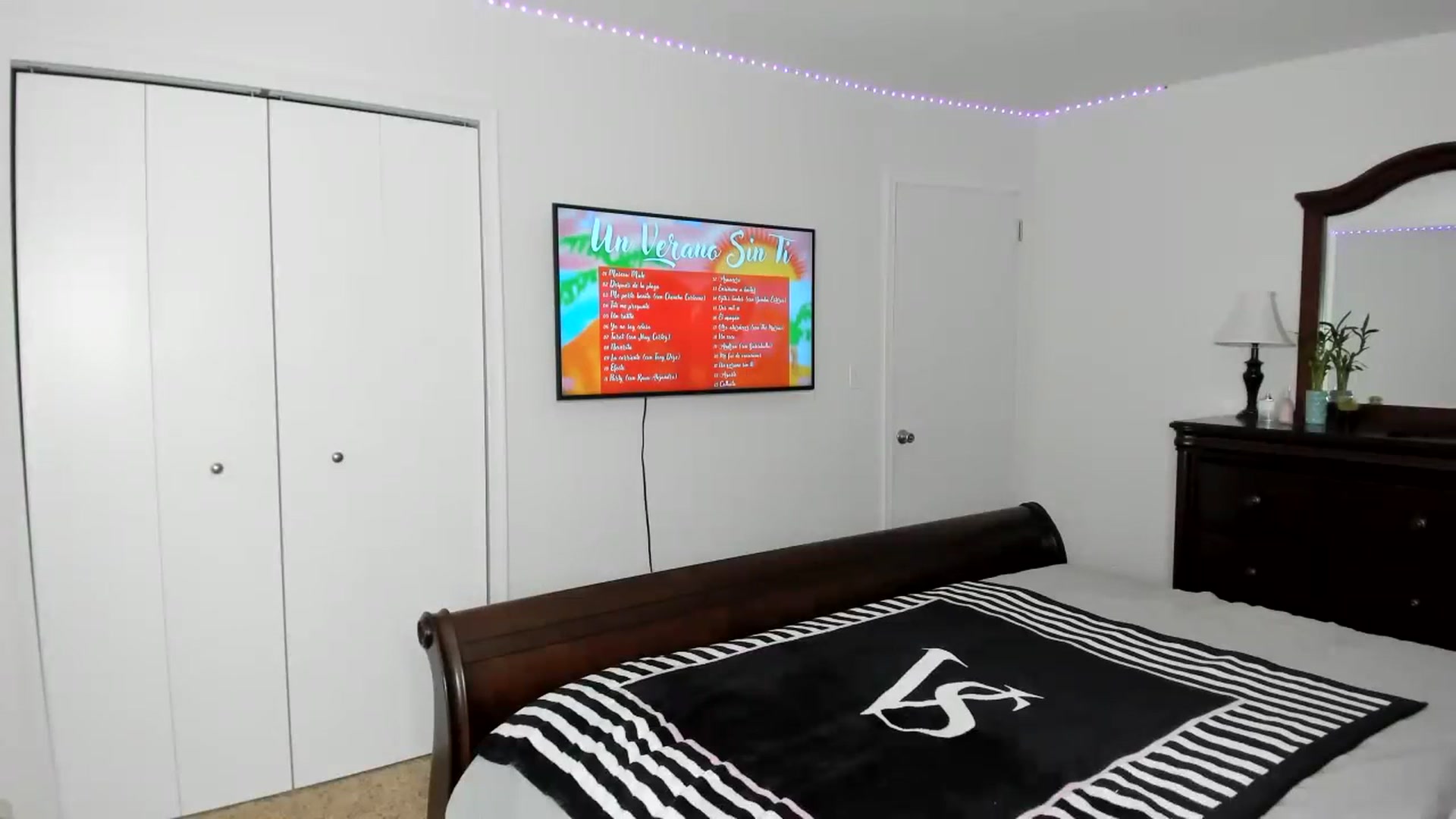 Gallery image thumbnail from AdrianaElla's myfreecams stream on, 06/30/2023, 24:05 image 11 of 20