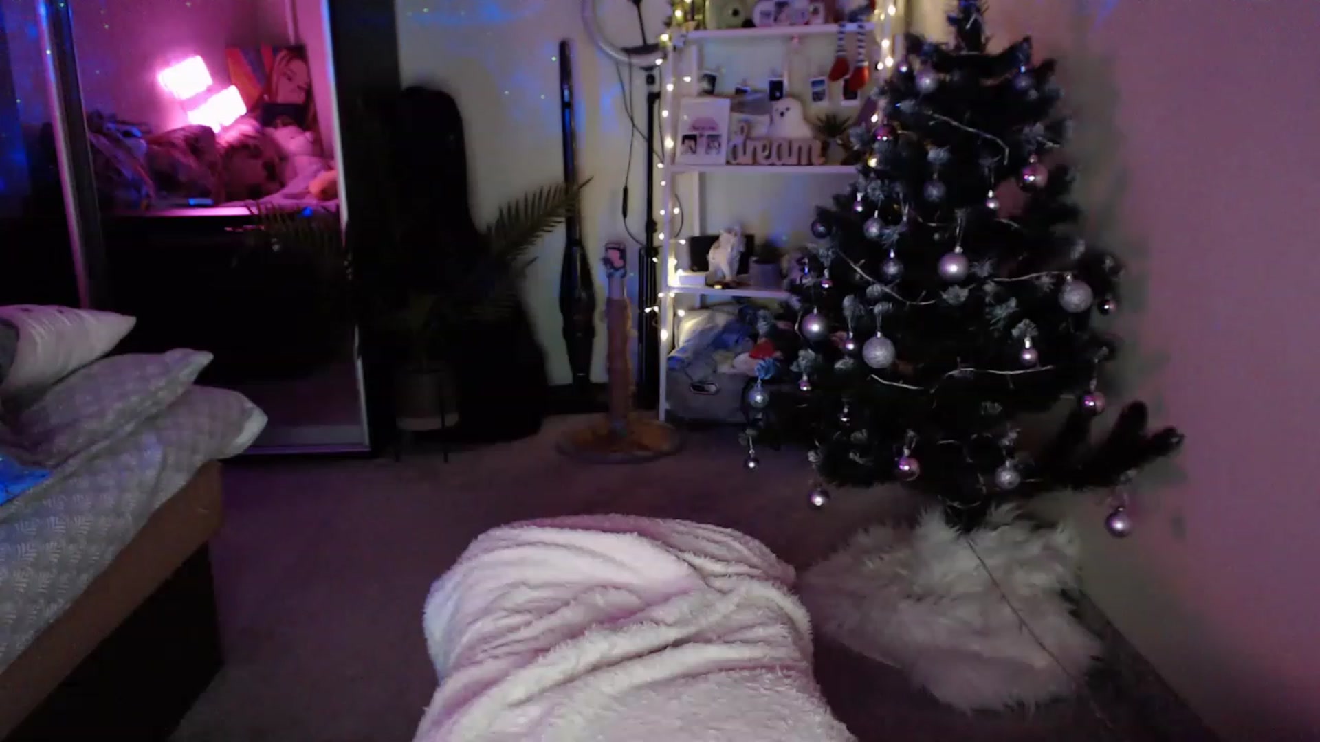 Gallery image thumbnail from Adriana_b's myfreecams stream on, 12/24/2022, 14:27 image 19 of 20