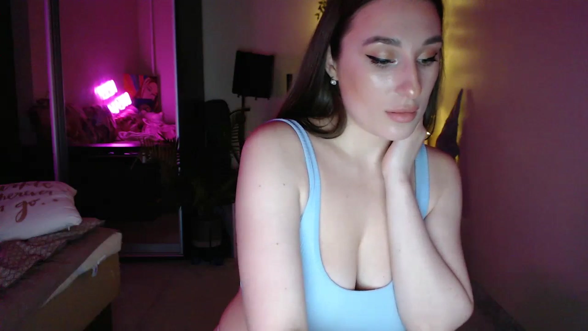 Gallery image thumbnail from Adriana_b's myfreecams stream on, 03/02/2024, 19:06 image 18 of 20