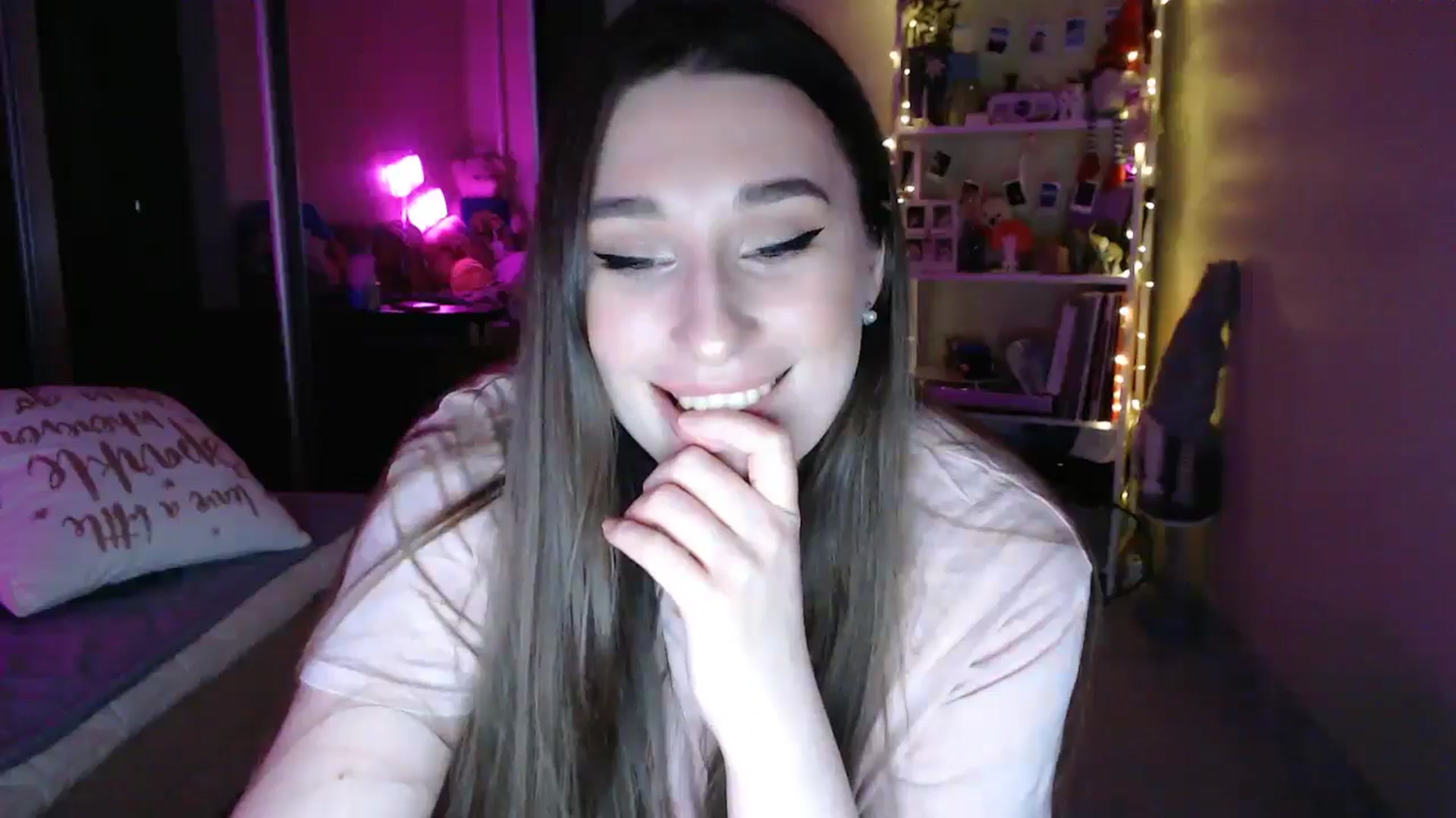 Gallery image thumbnail from Adriana_b's myfreecams stream on, 03/22/2025, 18:51 image 10 of 20