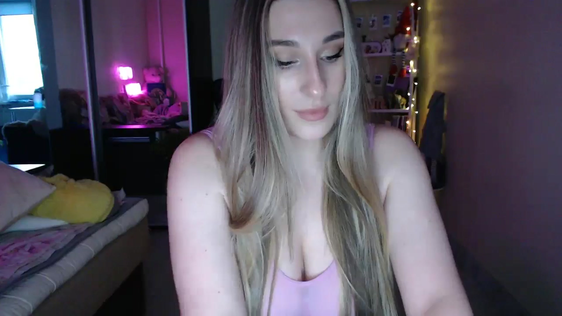 Gallery image thumbnail from Adriana_b's myfreecams stream on, 05/24/2025, 17:35 image 15 of 20