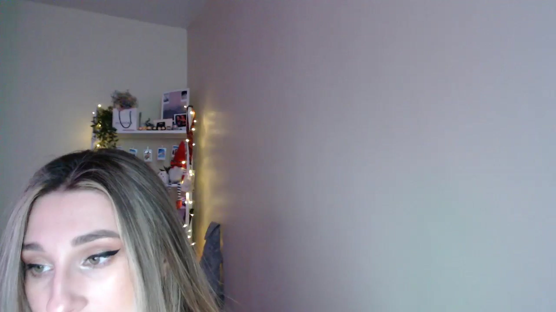 Gallery image thumbnail from Adriana_b's myfreecams stream on, 05/24/2025, 17:35 image 8 of 20