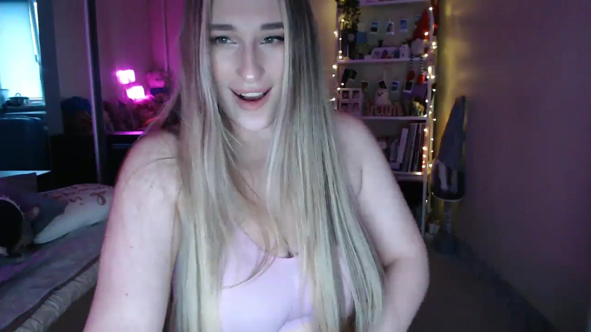 Gallery image thumbnail from Adriana_b's myfreecams stream on, 06/22/2025, 16:56 image 6 of 20