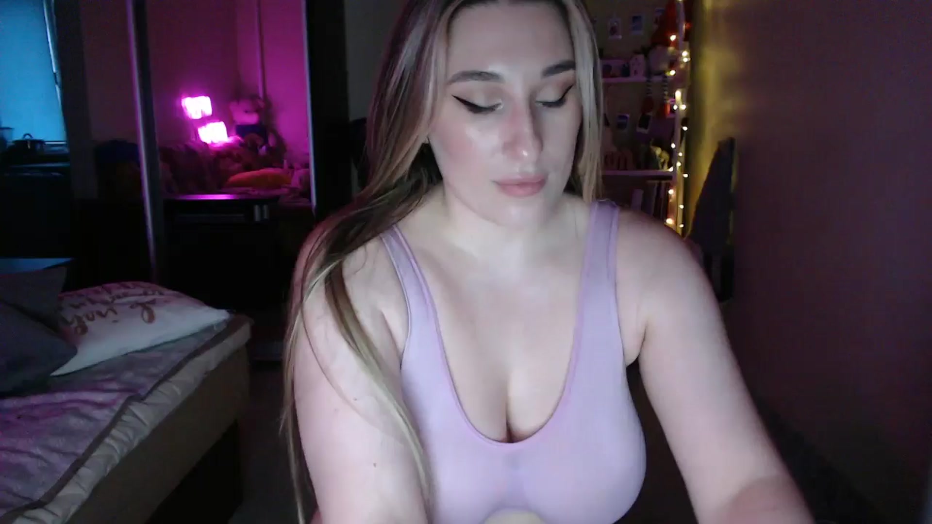 Gallery image thumbnail from Adriana_b's myfreecams stream on, 06/22/2025, 17:33 image 3 of 20
