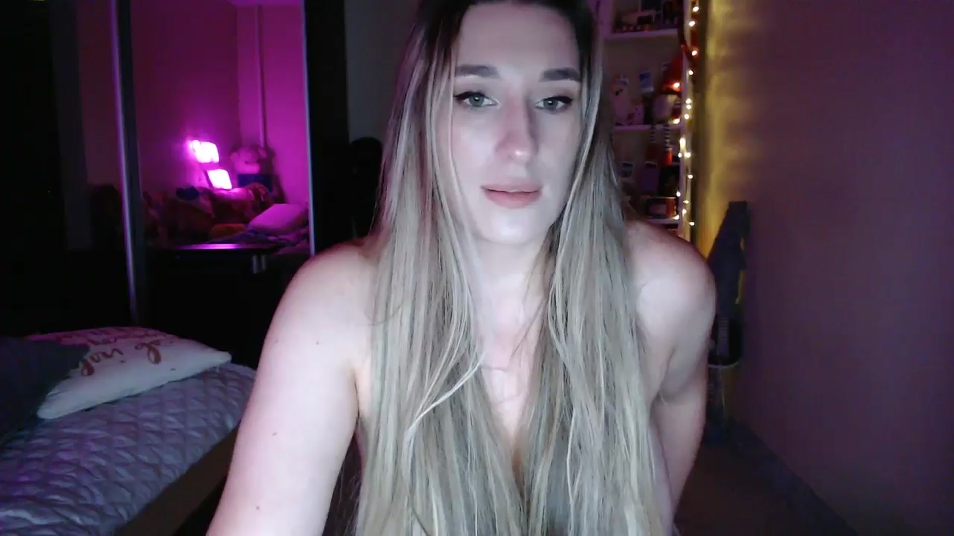 Gallery image thumbnail from Adriana_b's myfreecams stream on, 10/04/2025, 17:47 image 16 of 20