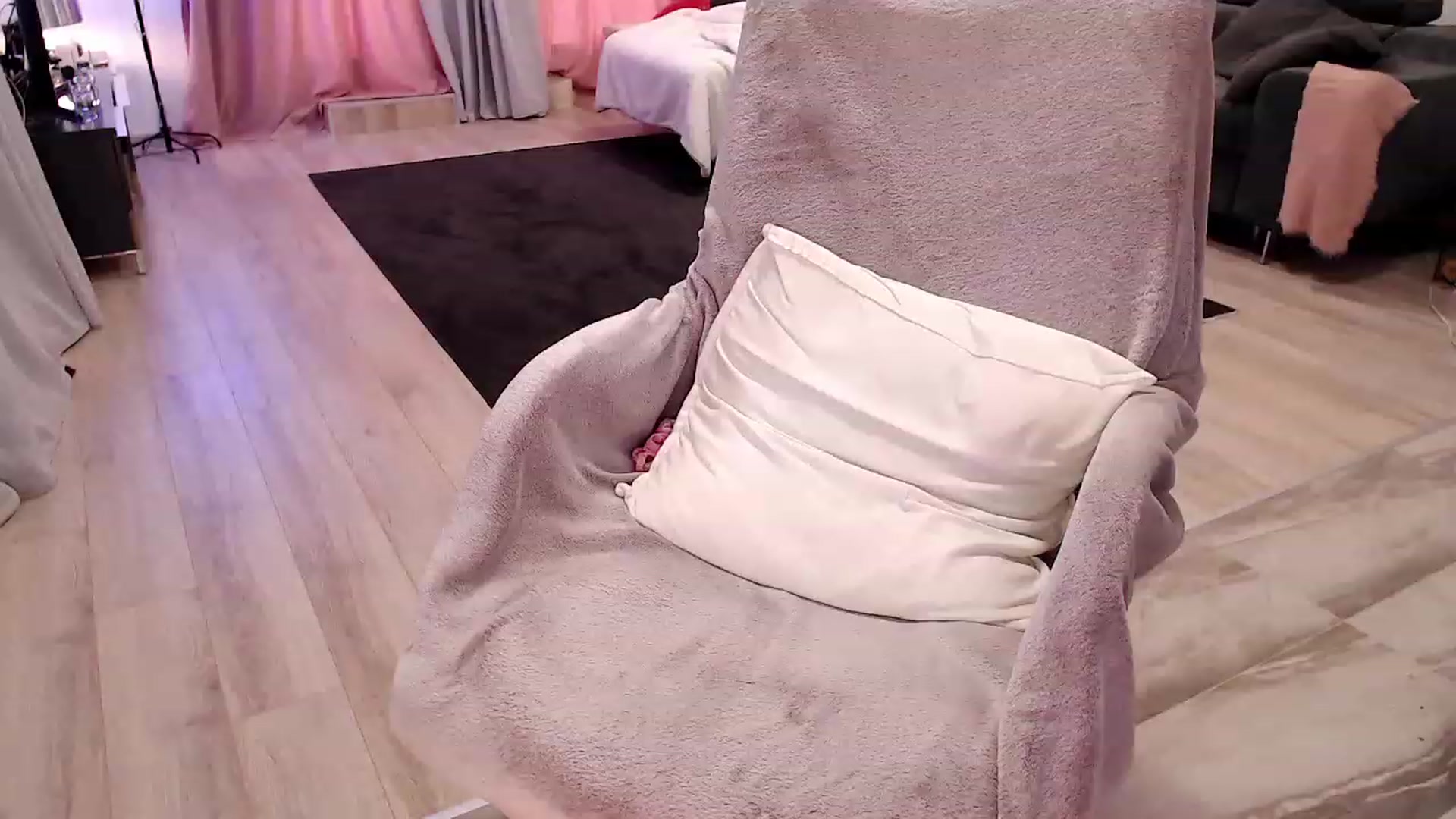 Gallery image thumbnail from Adrianna__'s myfreecams stream on, 05/18/2023, 08:05 image 14 of 20
