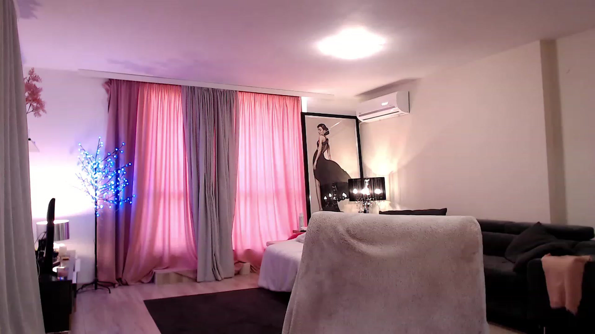 Gallery image thumbnail from Adrianna__'s myfreecams stream on, 06/20/2023, 07:05 image 14 of 20