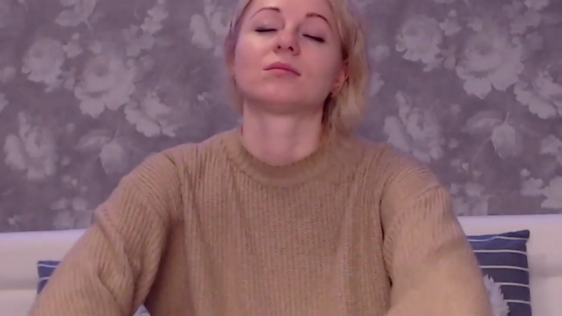 Gallery image thumbnail from Aelarie's myfreecams stream on, 11/27/2022, 16:18 image 2 of 20