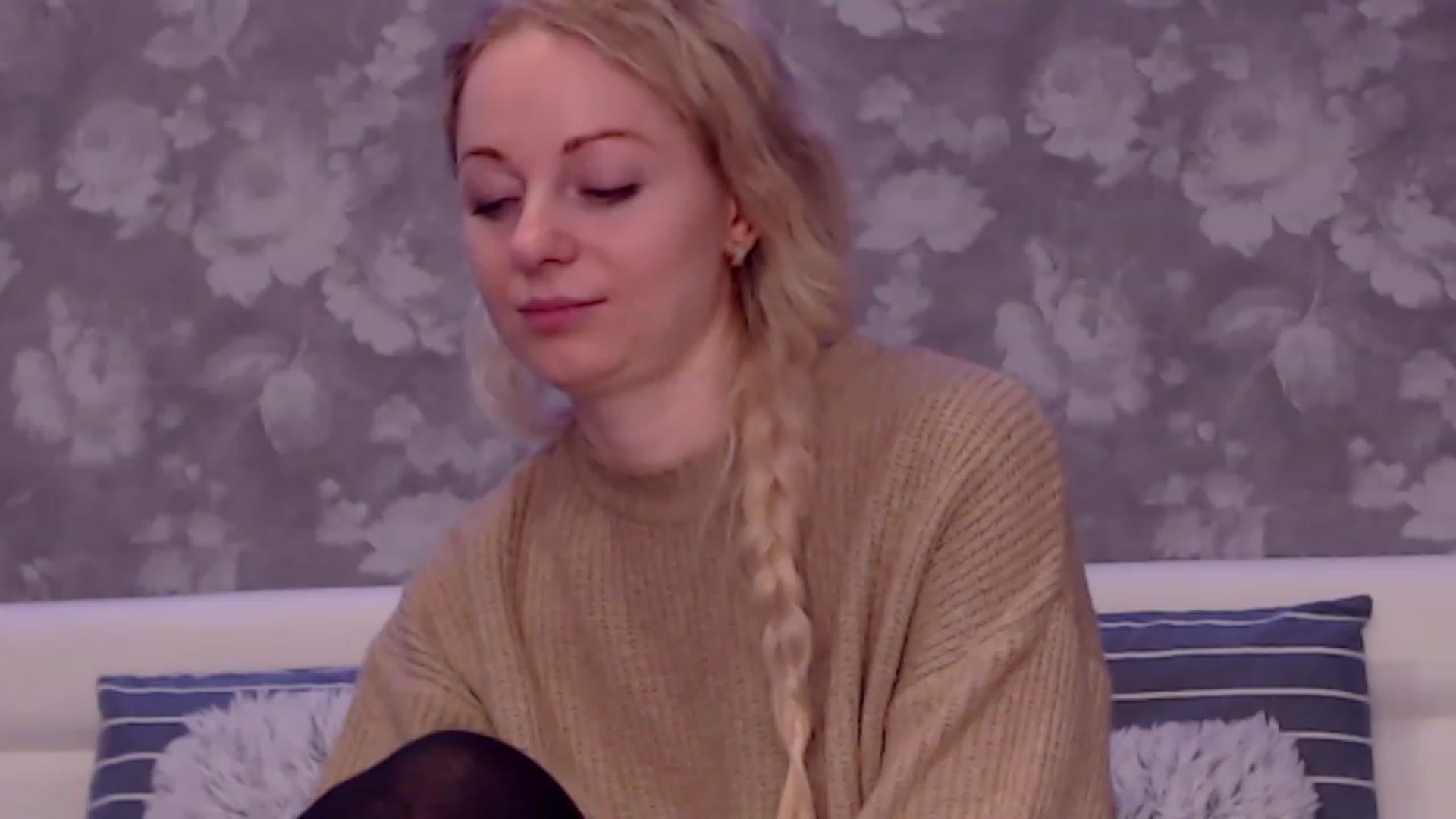 Gallery image thumbnail from Aelarie's myfreecams stream on, 11/27/2022, 16:18 image 10 of 20