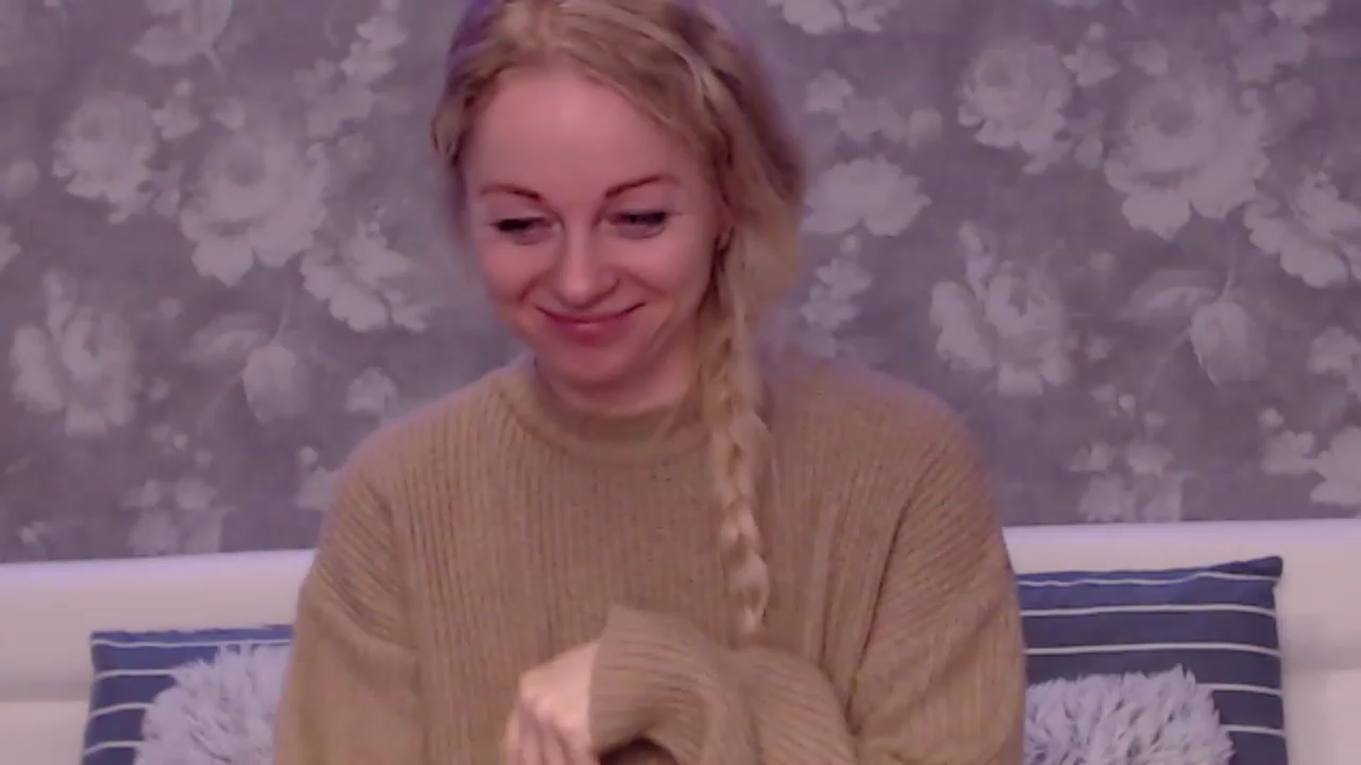 Gallery image thumbnail from Aelarie's myfreecams stream on, 11/27/2022, 16:18 image 3 of 20