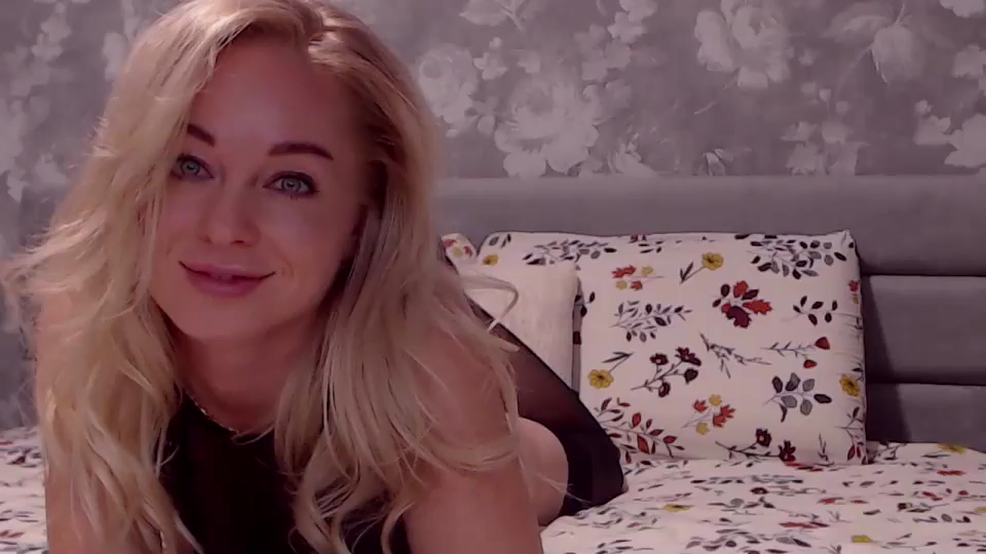 Gallery image thumbnail from Aelarie's myfreecams stream on, 10/19/2025, 10:14 image 2 of 20