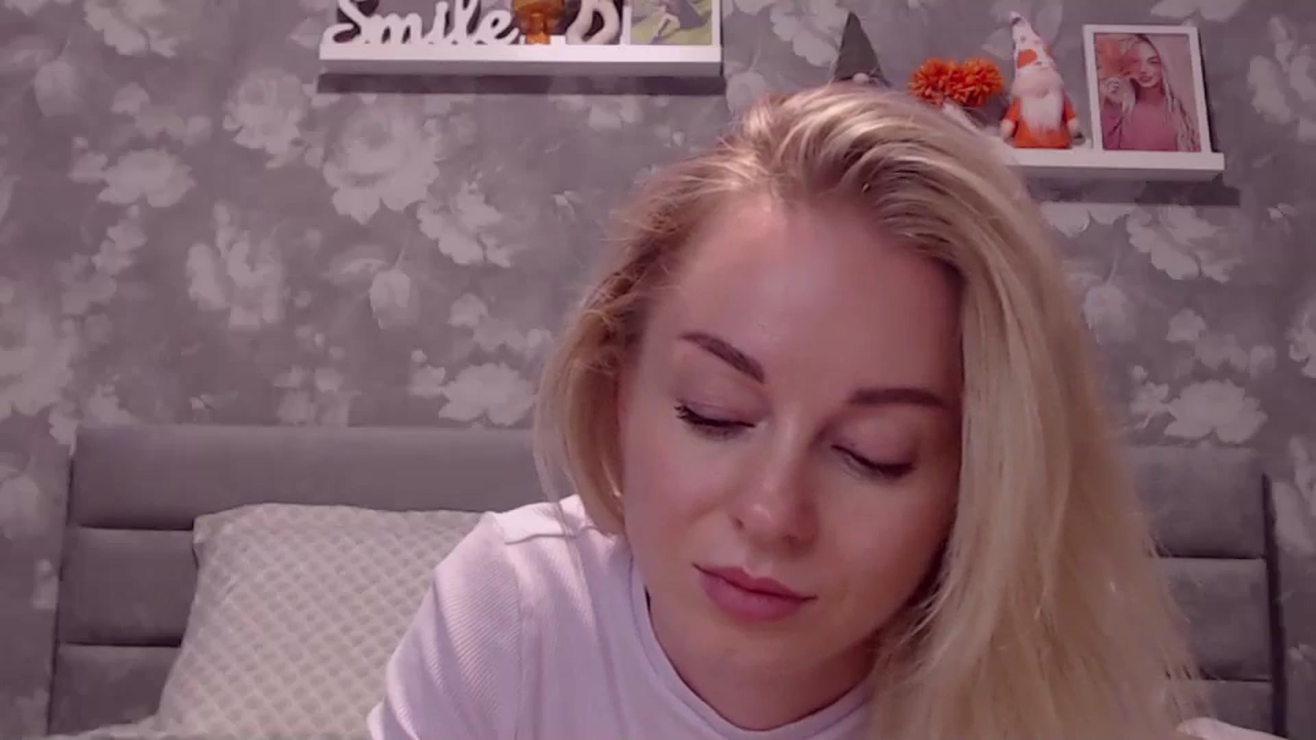 Gallery image thumbnail from Aelarie's myfreecams stream on, 10/31/2025, 13:05 image 10 of 20