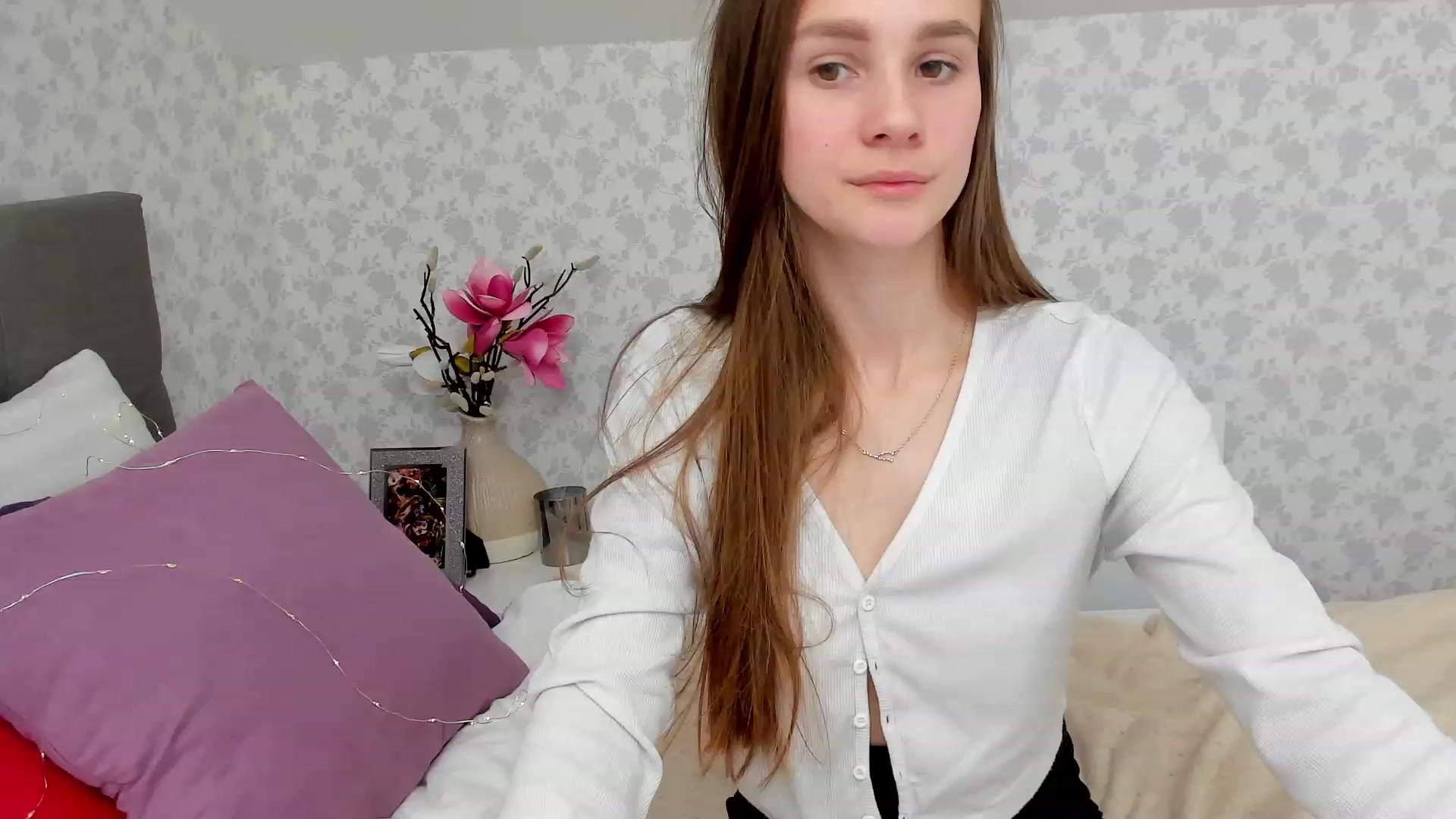 Gallery image thumbnail from AfinaShy's myfreecams stream on, 02/10/2023, 13:32 image 1 of 20