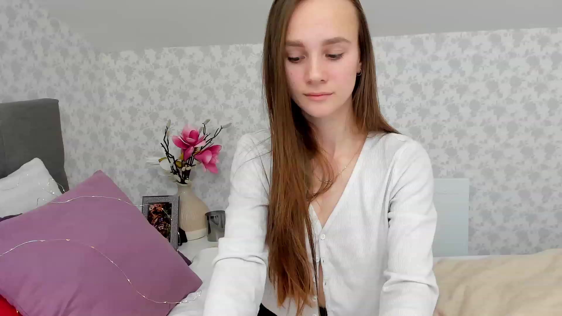 Gallery image thumbnail from AfinaShy's myfreecams stream on, 02/10/2023, 13:32 image 7 of 20