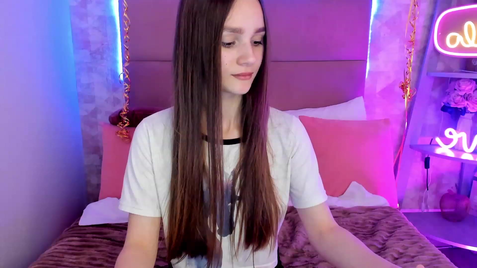 Gallery image thumbnail from AfinaShy's myfreecams stream on, 02/22/2023, 12:21 image 3 of 20