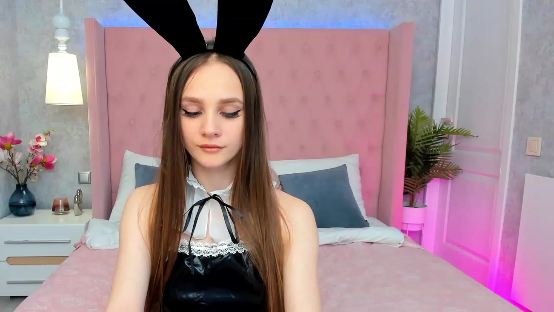 Gallery image thumbnail from AfinaShy's myfreecams stream on, 03/13/2023, 17:40 image 1 of 20