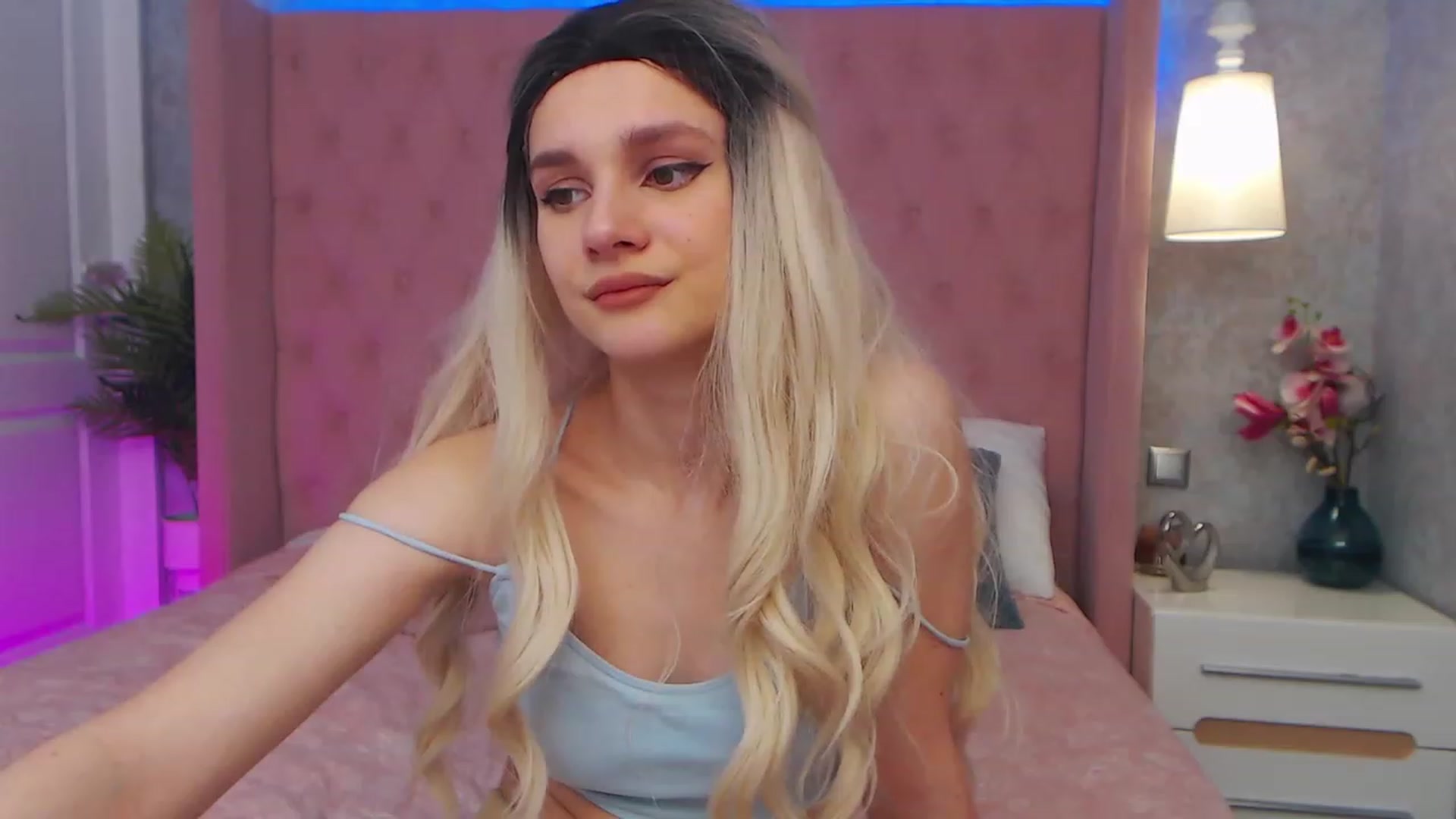 Gallery image thumbnail from AfinaShy's myfreecams stream on, 03/27/2023, 15:57 image 12 of 20