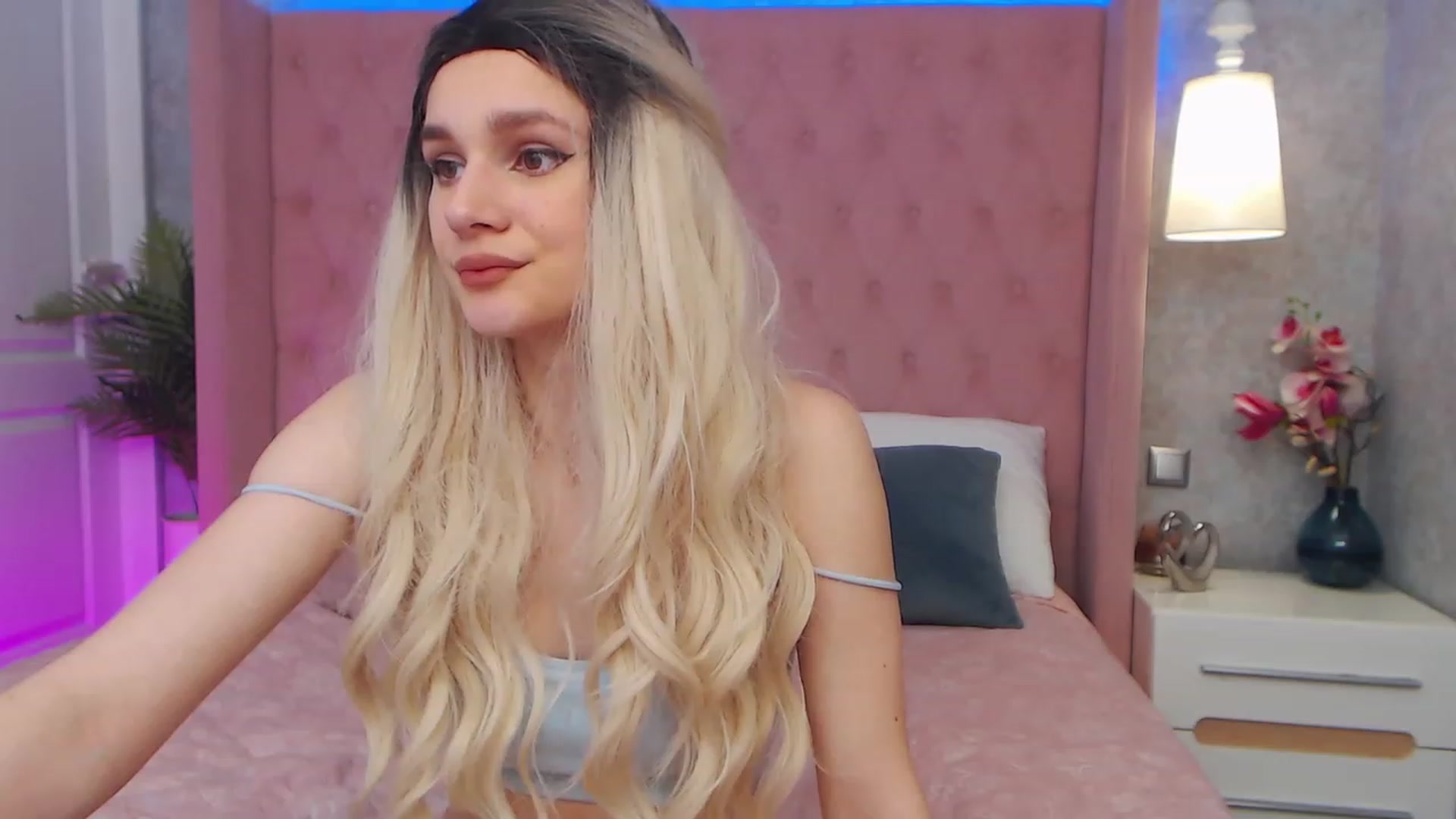 Gallery image thumbnail from AfinaShy's myfreecams stream on, 03/27/2023, 15:57 image 16 of 20