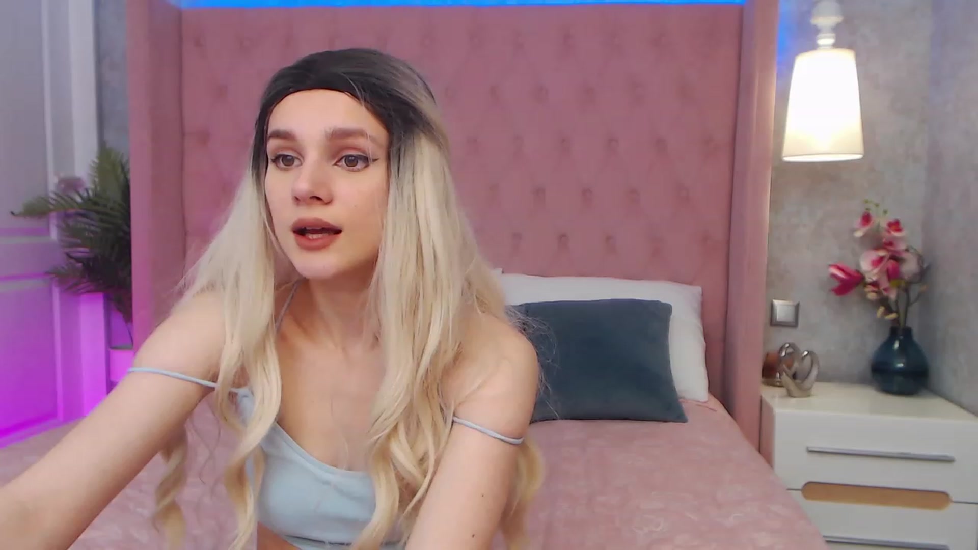 Gallery image thumbnail from AfinaShy's myfreecams stream on, 03/27/2023, 15:57 image 14 of 20
