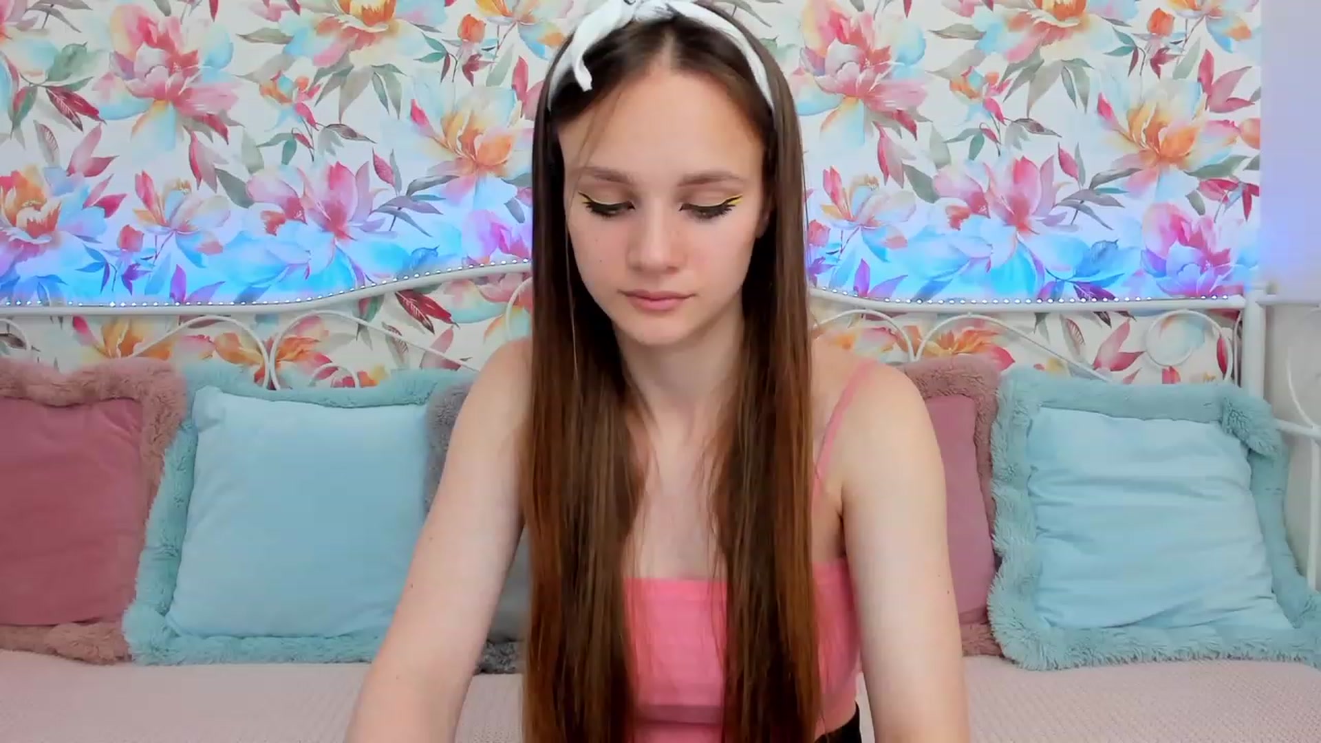 Gallery image thumbnail from AfinaShy's myfreecams stream on, 06/19/2023, 13:28 image 15 of 20