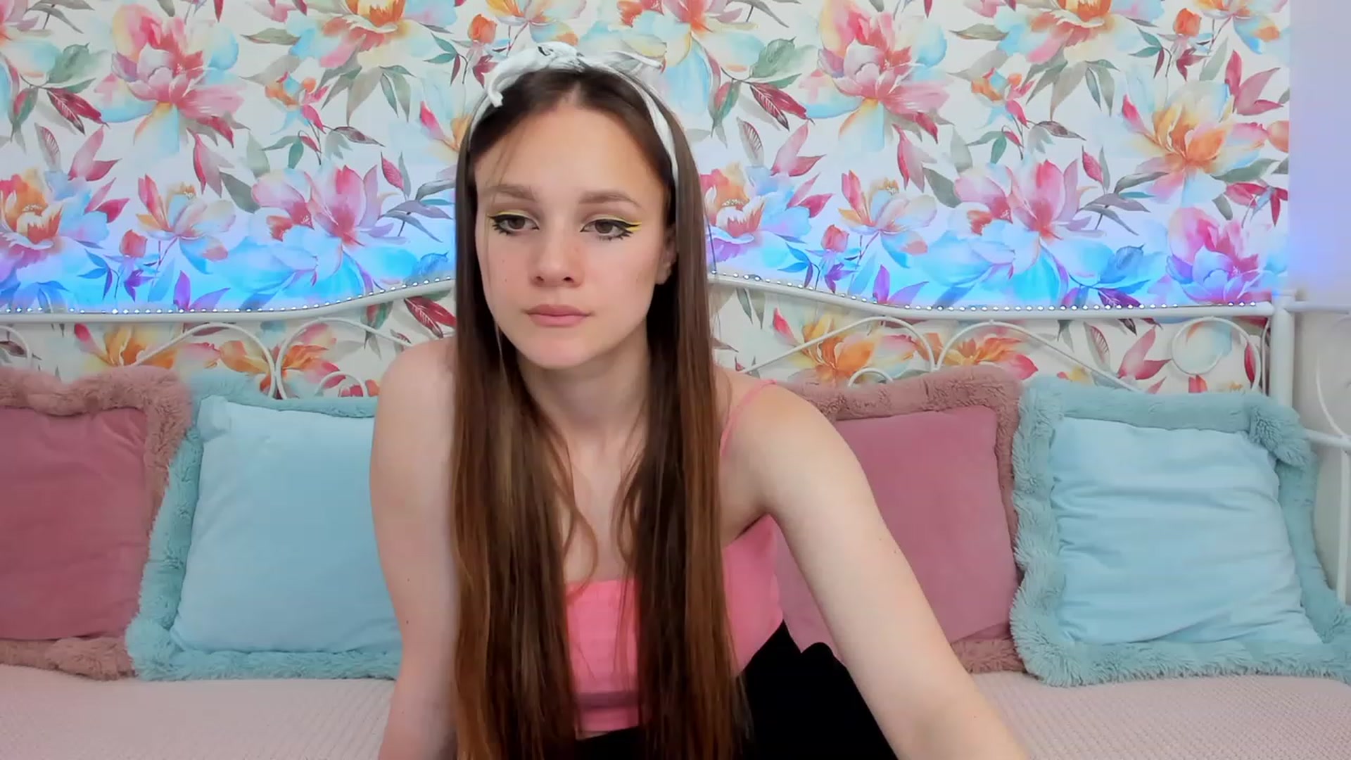 Gallery image thumbnail from AfinaShy's myfreecams stream on, 06/19/2023, 13:28 image 19 of 20