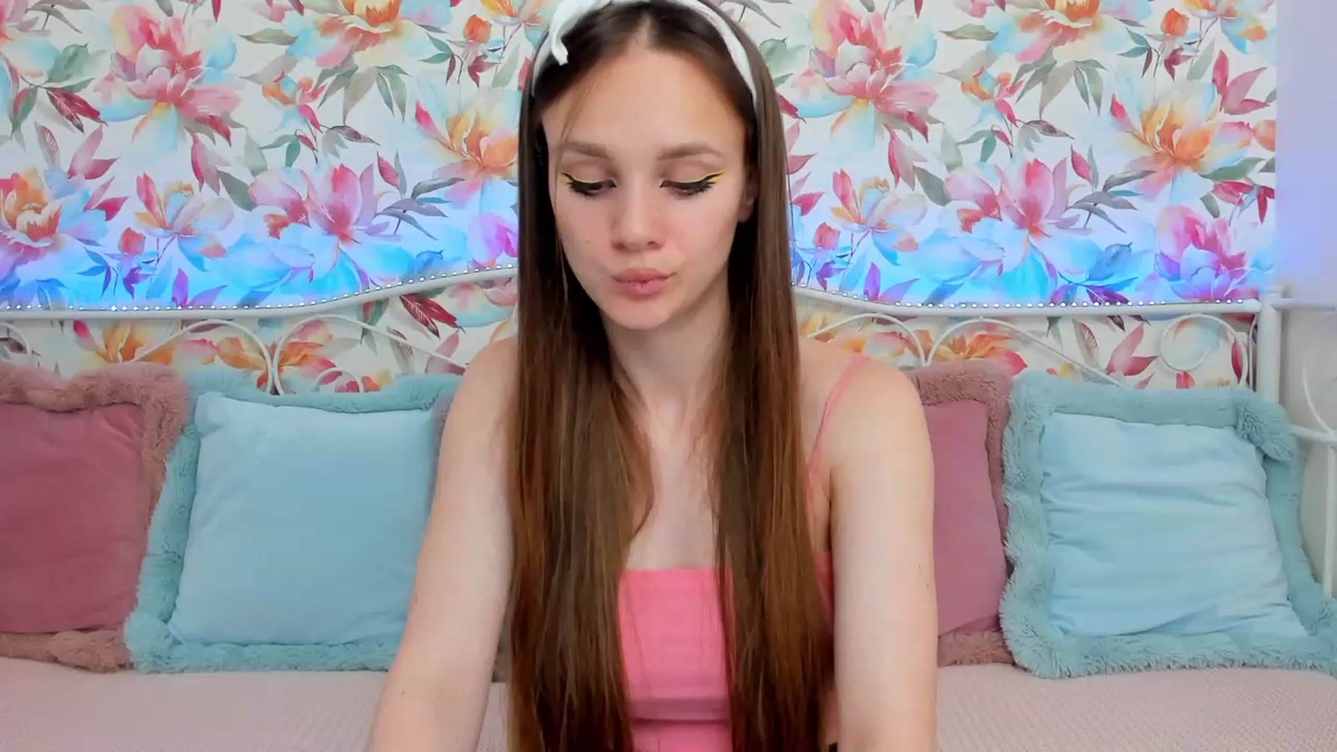 Gallery image thumbnail from AfinaShy's myfreecams stream on, 06/19/2023, 13:28 image 14 of 20