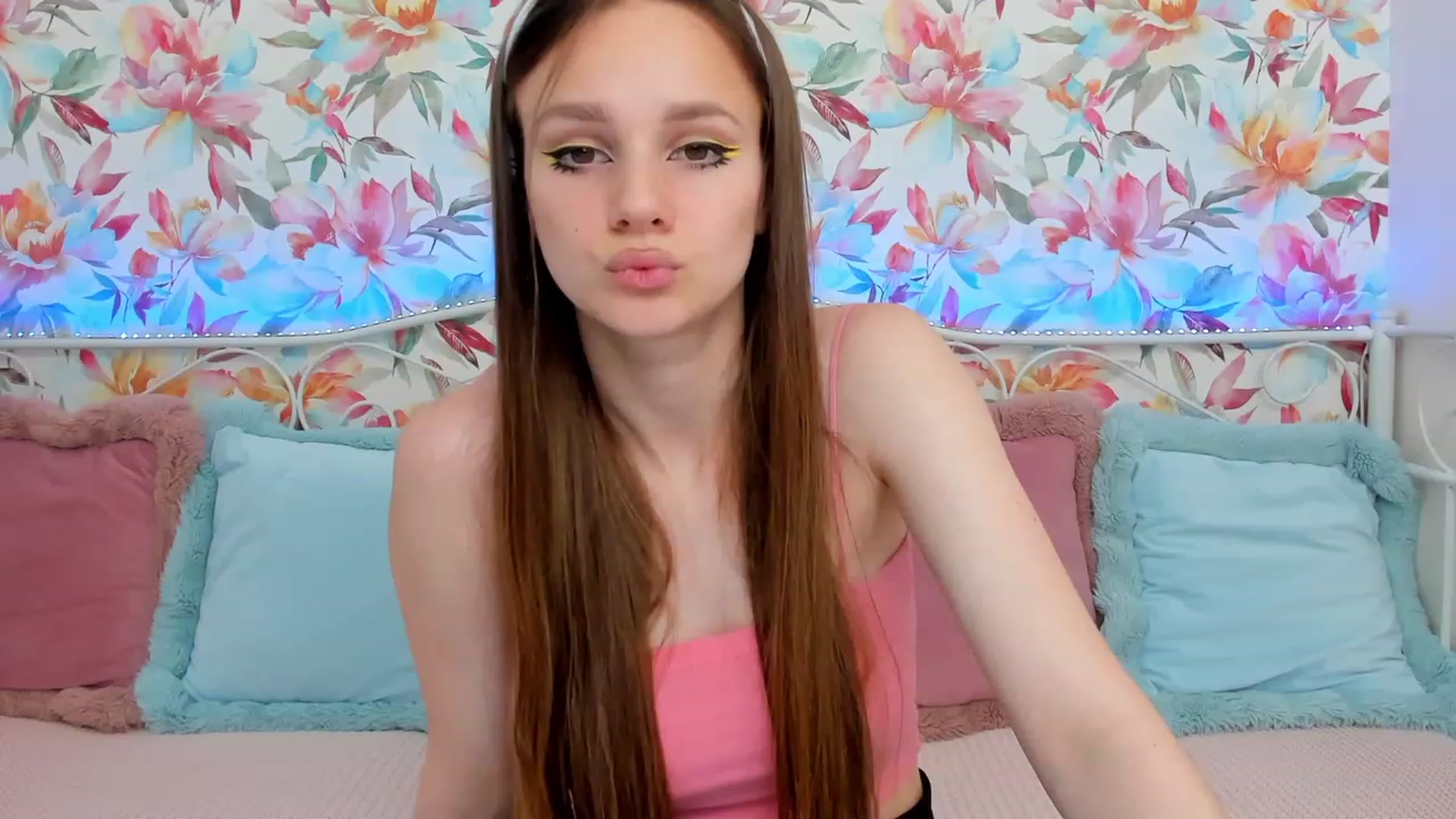 Gallery image thumbnail from AfinaShy's myfreecams stream on, 06/19/2023, 13:28 image 12 of 20
