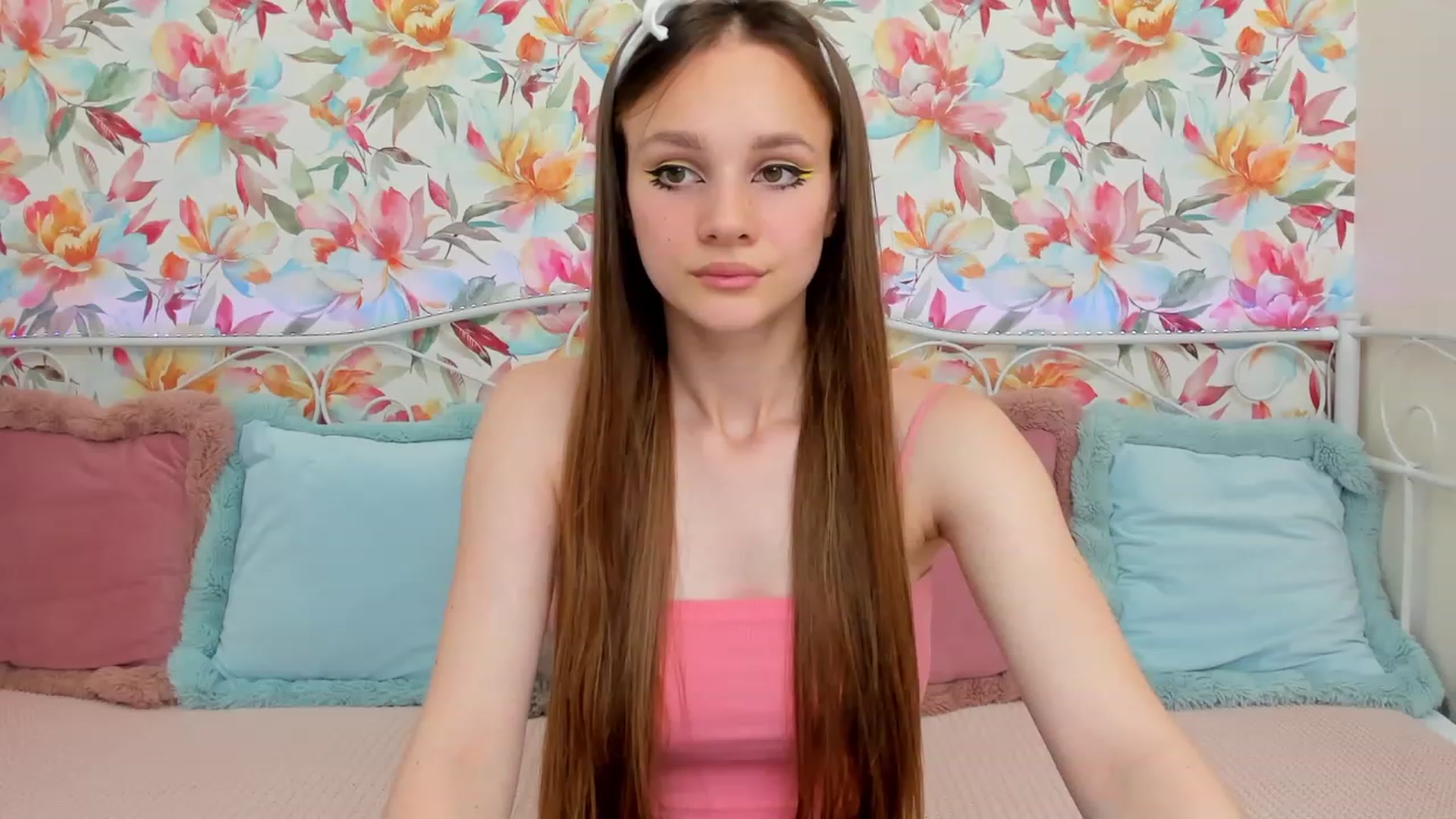 Gallery image thumbnail from AfinaShy's myfreecams stream on, 06/19/2023, 13:28 image 2 of 20