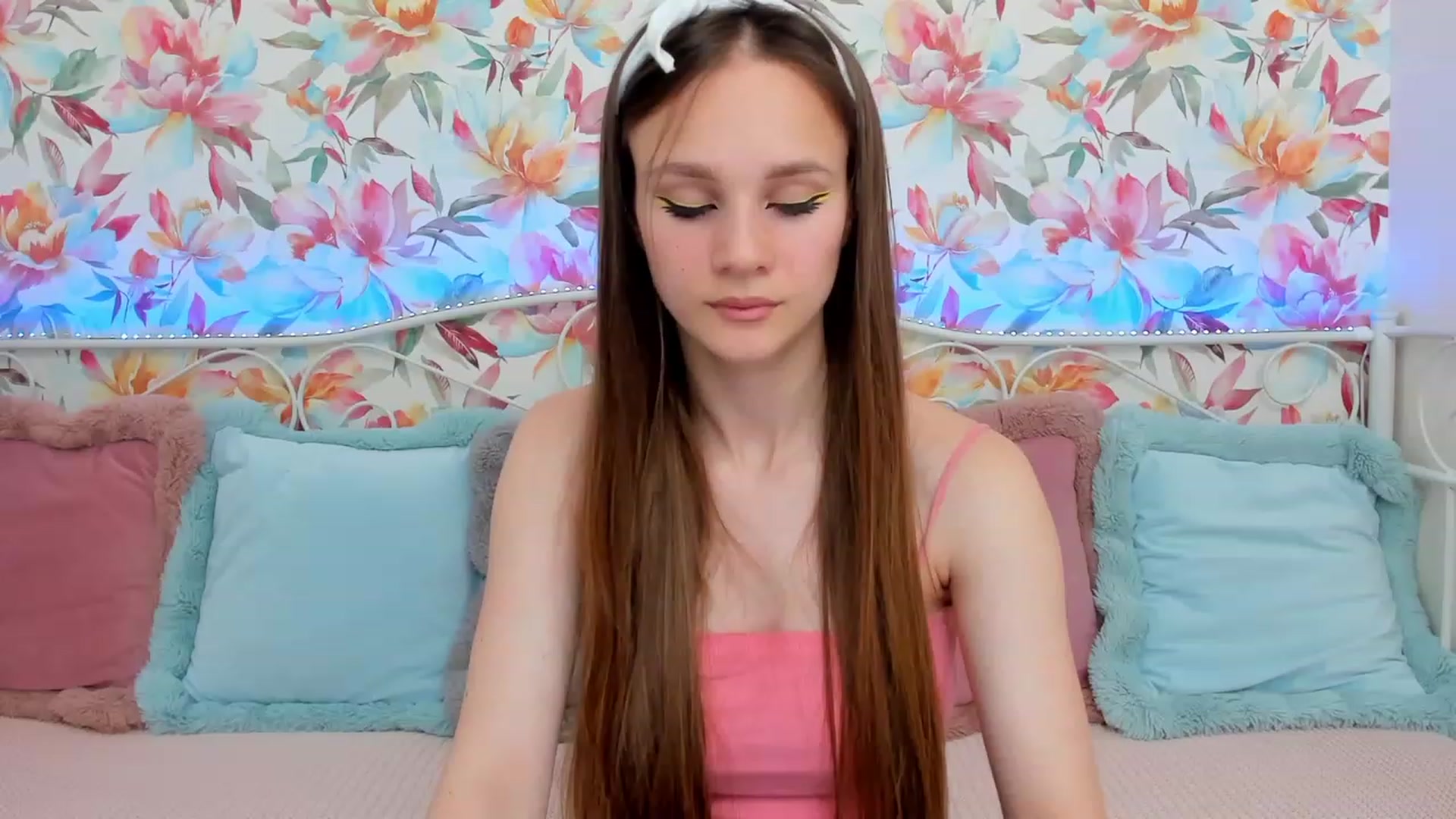 Gallery image thumbnail from AfinaShy's myfreecams stream on, 06/19/2023, 13:28 image 5 of 20