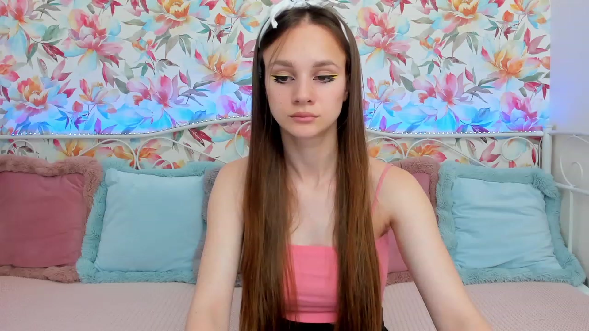 Gallery image thumbnail from AfinaShy's myfreecams stream on, 06/19/2023, 14:29 image 15 of 20