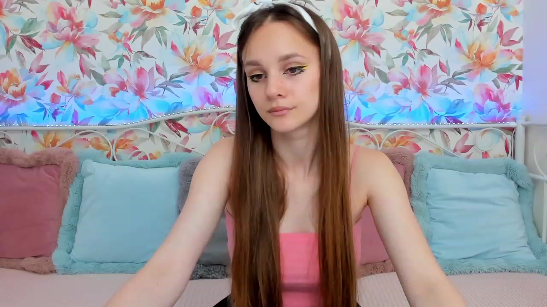 Gallery image thumbnail from AfinaShy's myfreecams stream on, 06/19/2023, 14:29 image 4 of 20
