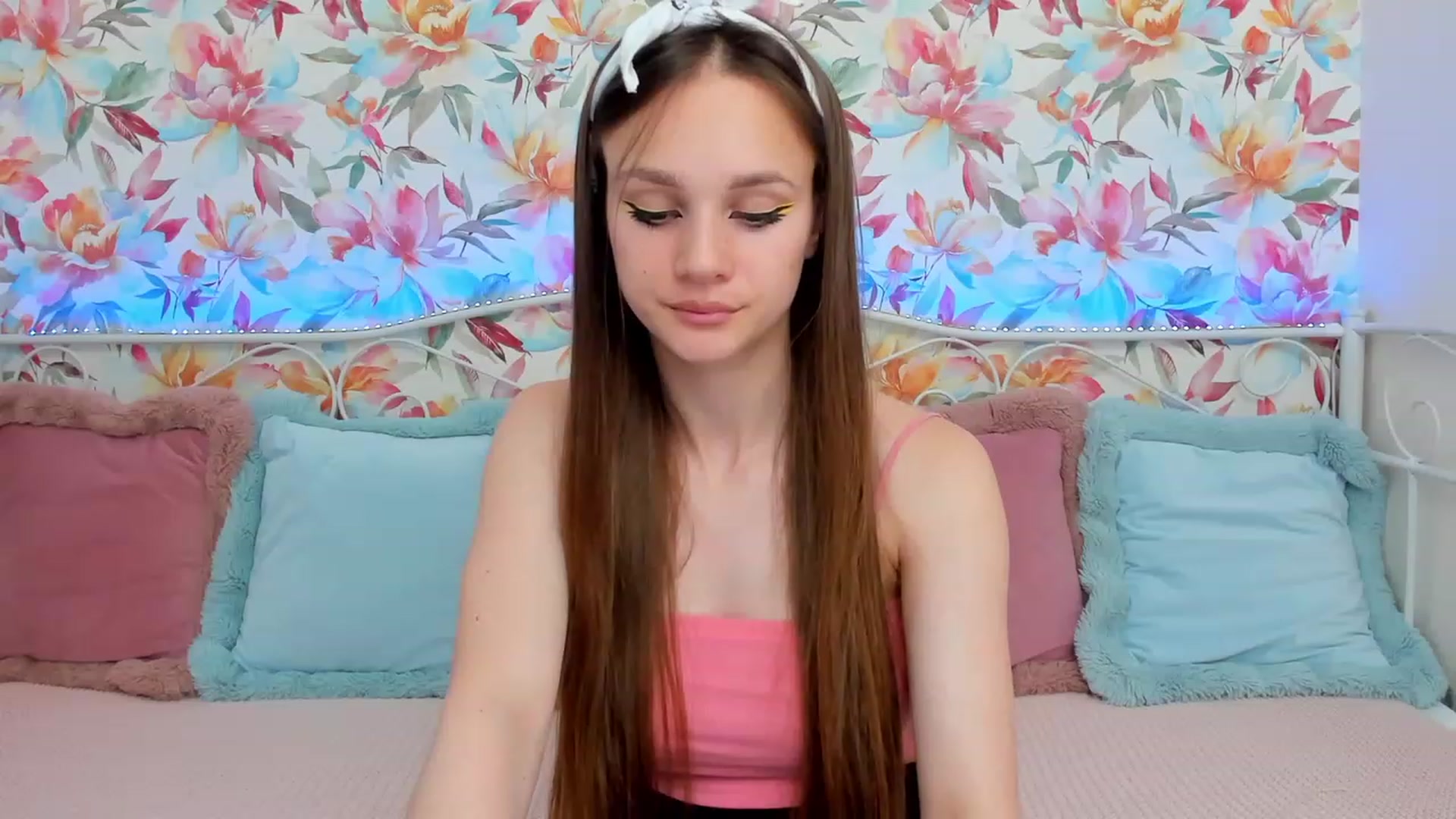 Gallery image thumbnail from AfinaShy's myfreecams stream on, 06/19/2023, 14:29 image 13 of 20