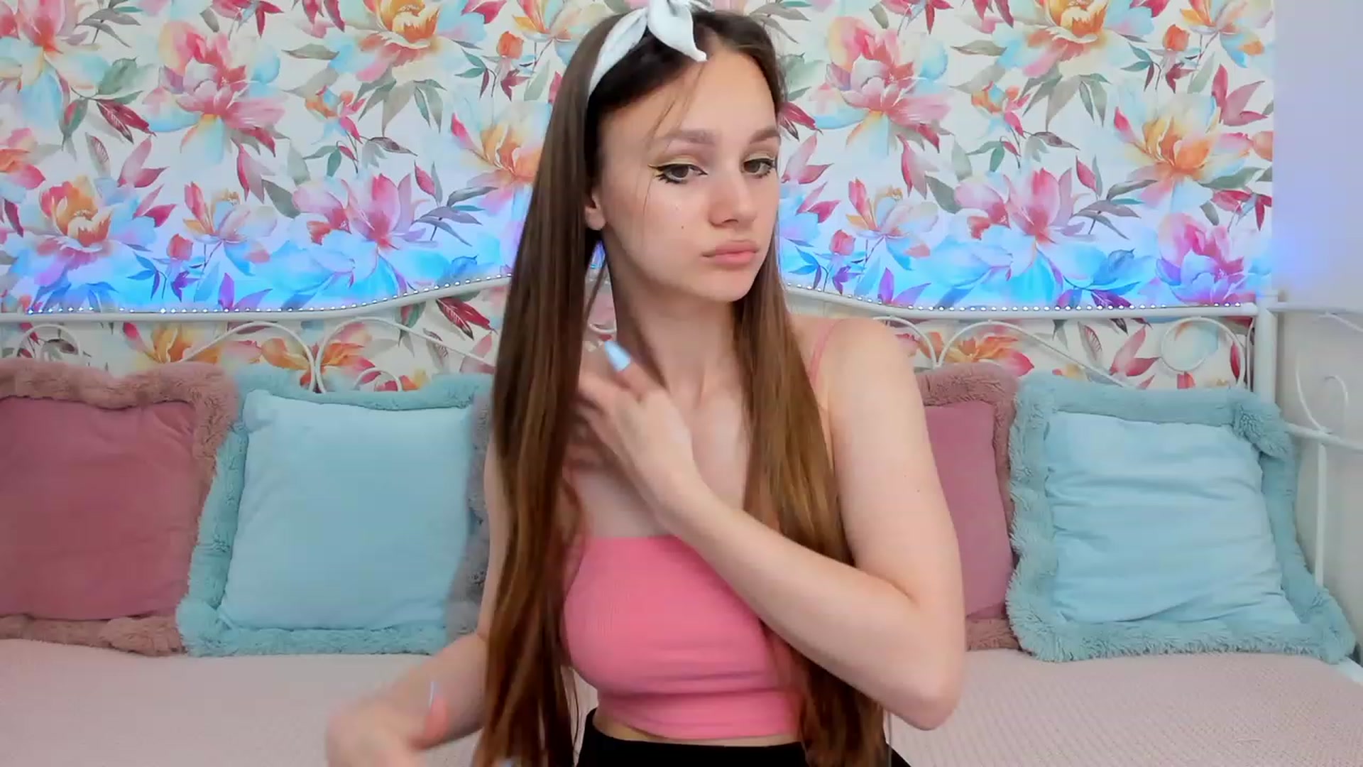 Gallery image thumbnail from AfinaShy's myfreecams stream on, 06/19/2023, 14:29 image 11 of 20