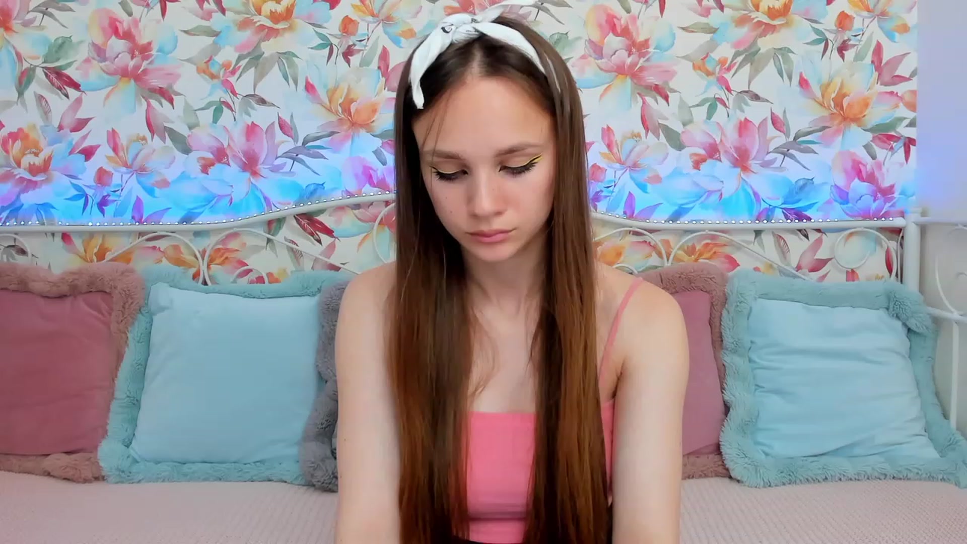 Gallery image thumbnail from AfinaShy's myfreecams stream on, 06/19/2023, 14:29 image 19 of 20