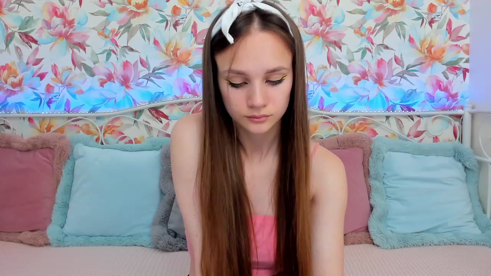 Gallery image thumbnail from AfinaShy's myfreecams stream on, 06/19/2023, 14:29 image 1 of 20