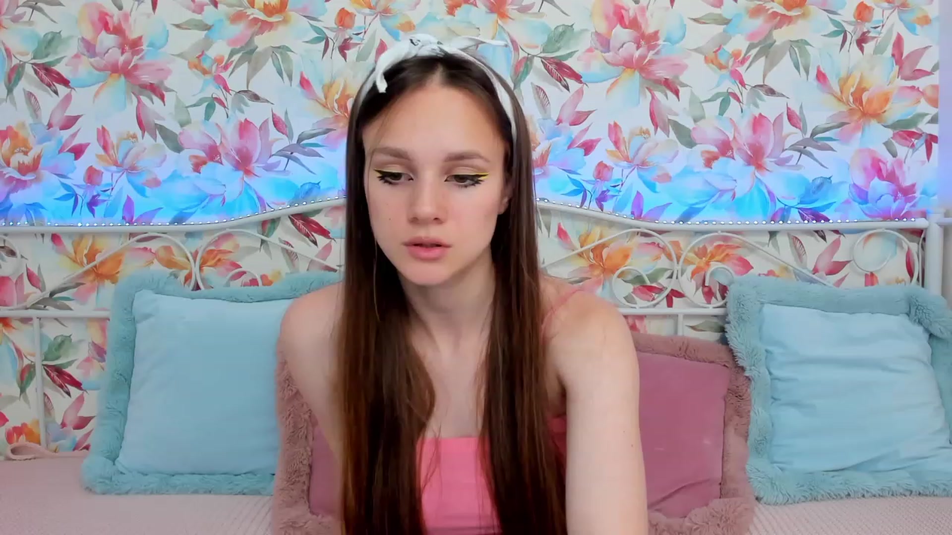Gallery image thumbnail from AfinaShy's myfreecams stream on, 06/19/2023, 17:03 image 14 of 20