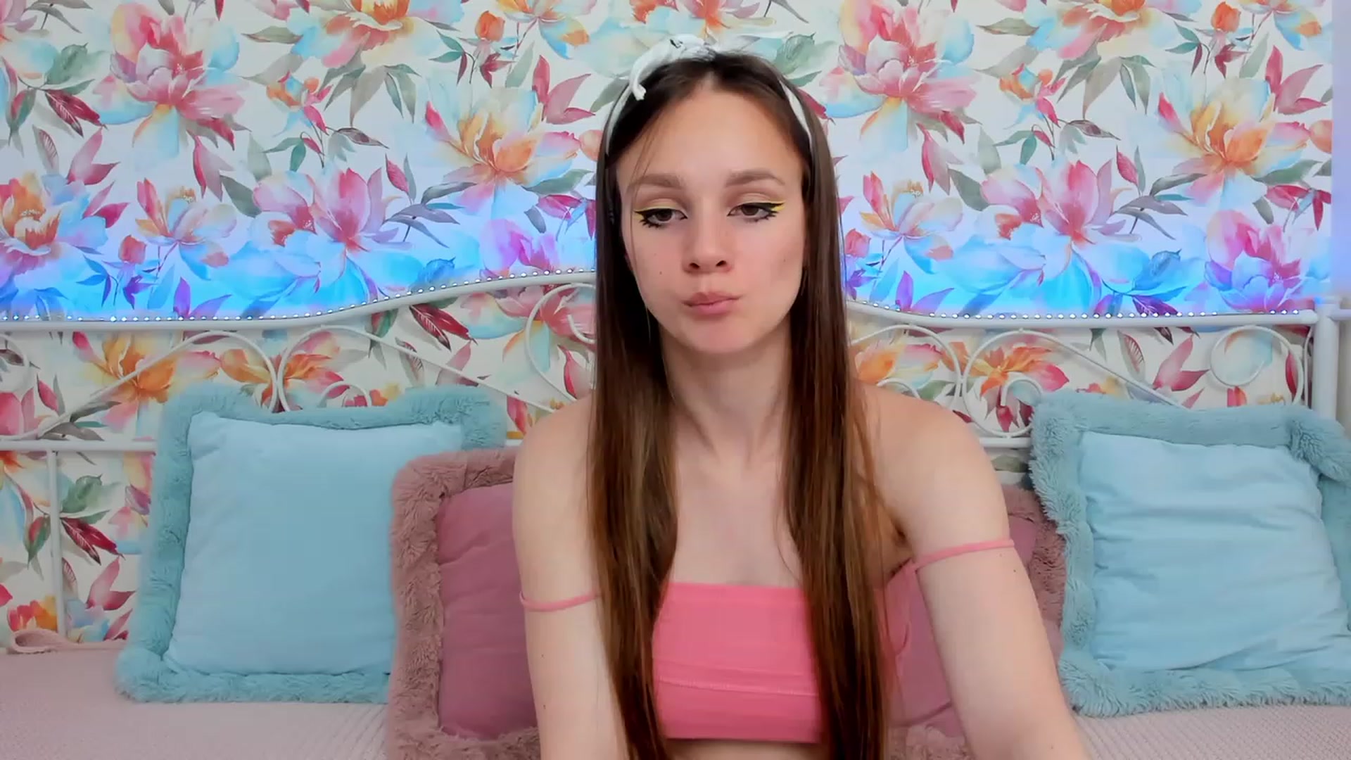 Gallery image thumbnail from AfinaShy's myfreecams stream on, 06/19/2023, 17:03 image 18 of 20