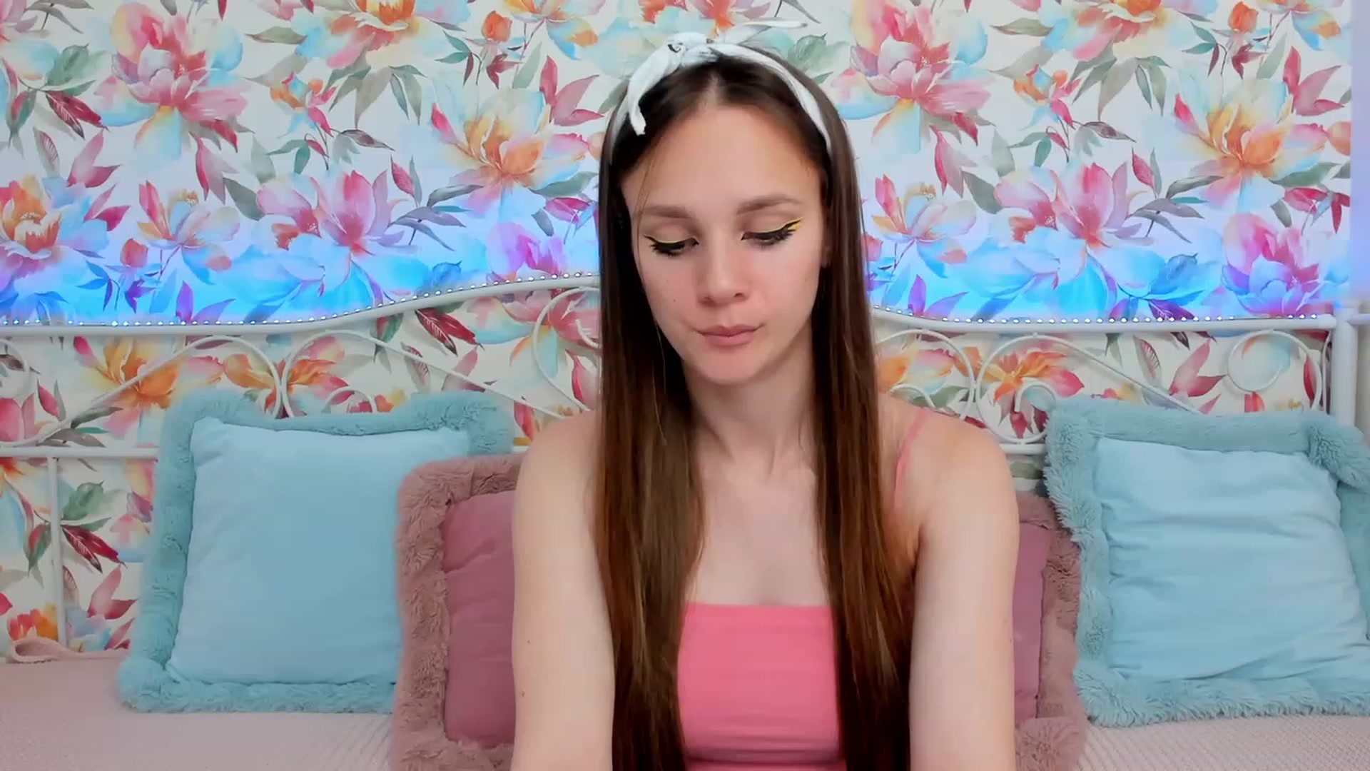 Gallery image thumbnail from AfinaShy's myfreecams stream on, 06/19/2023, 17:03 image 15 of 20