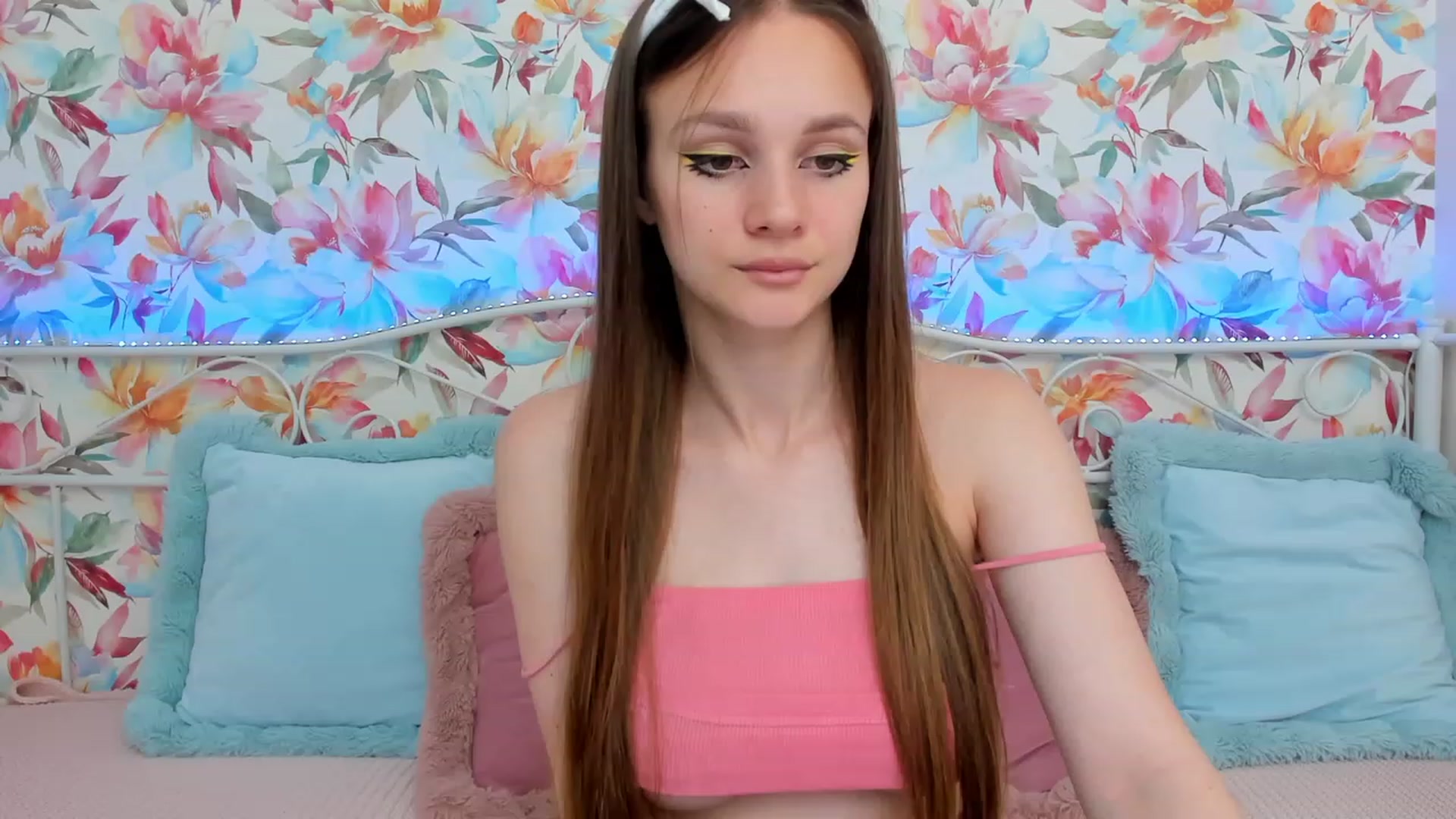 Gallery image thumbnail from AfinaShy's myfreecams stream on, 06/19/2023, 17:03 image 16 of 20