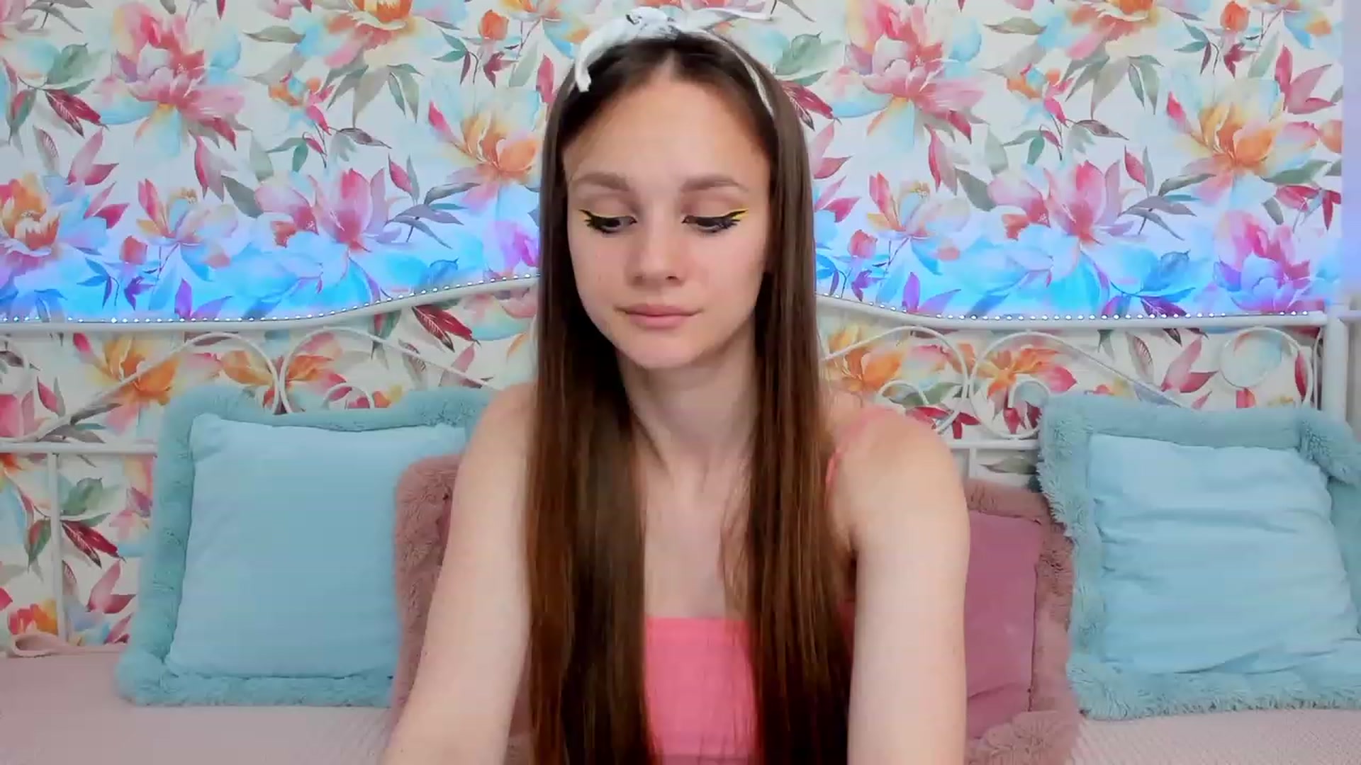 Gallery image thumbnail from AfinaShy's myfreecams stream on, 06/19/2023, 17:03 image 10 of 20