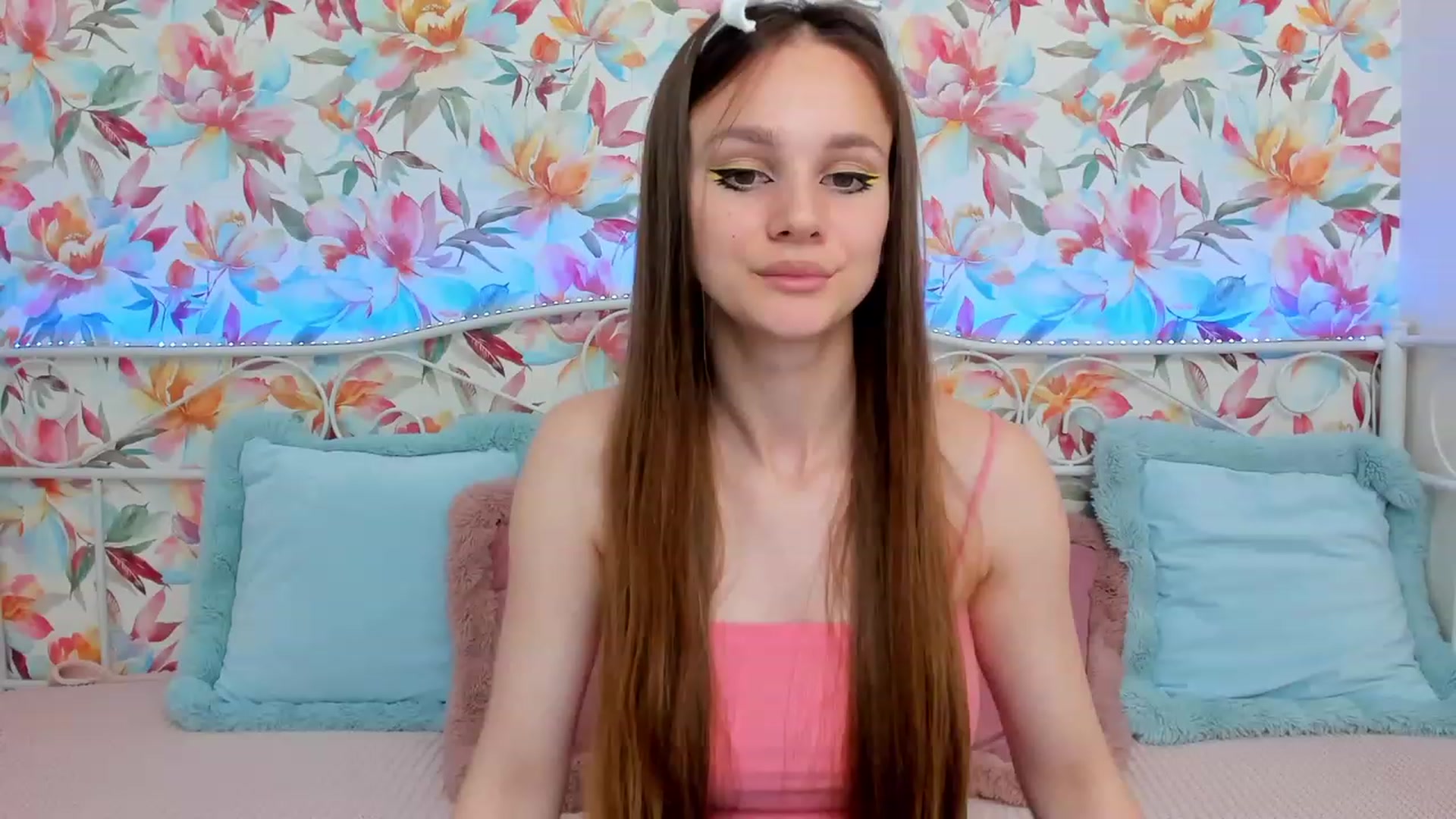 Gallery image thumbnail from AfinaShy's myfreecams stream on, 06/19/2023, 17:03 image 7 of 20