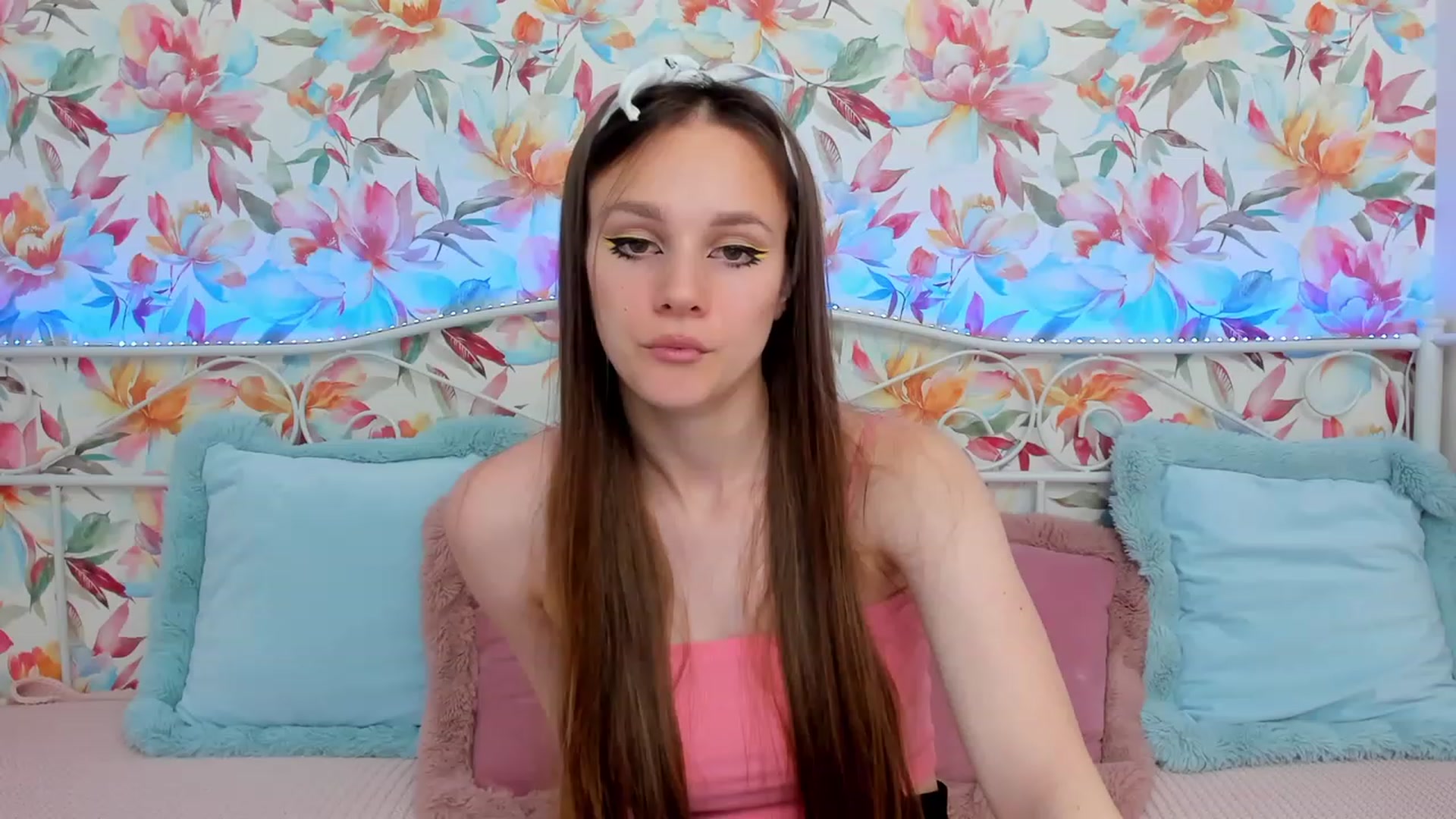 Gallery image thumbnail from AfinaShy's myfreecams stream on, 06/19/2023, 17:03 image 13 of 20
