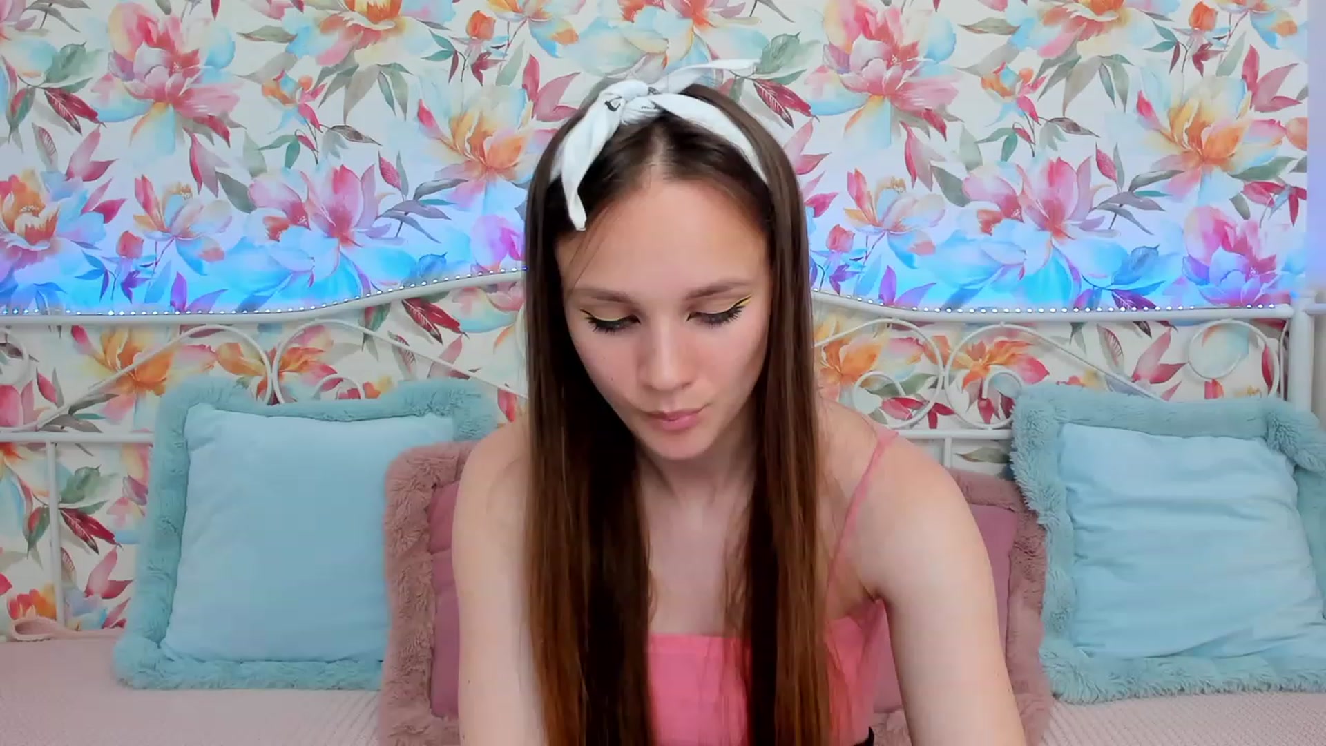 Gallery image thumbnail from AfinaShy's myfreecams stream on, 06/19/2023, 17:03 image 11 of 20